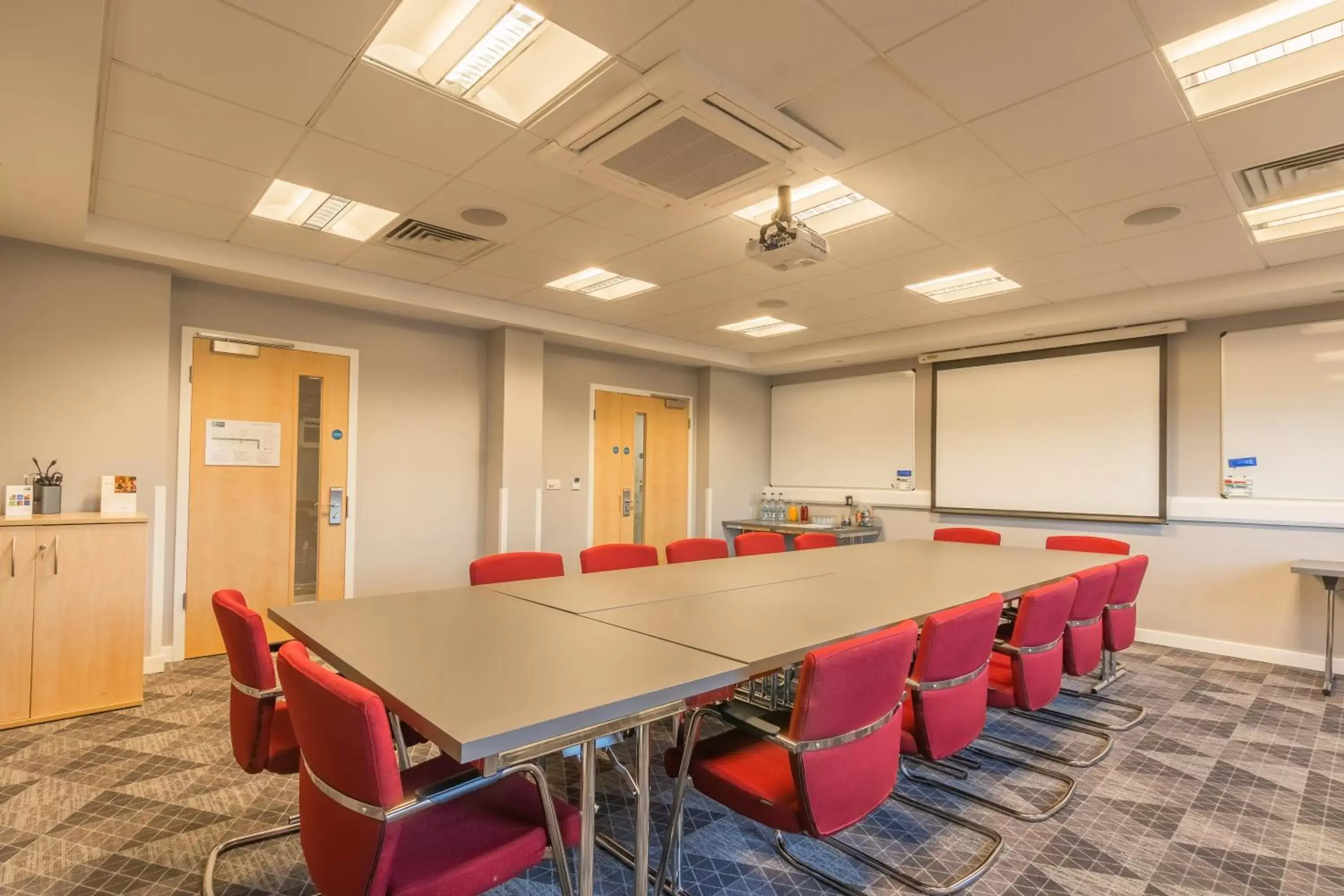 Meeting/conference room in Holiday Inn Express Kettering, an IHG Hotel