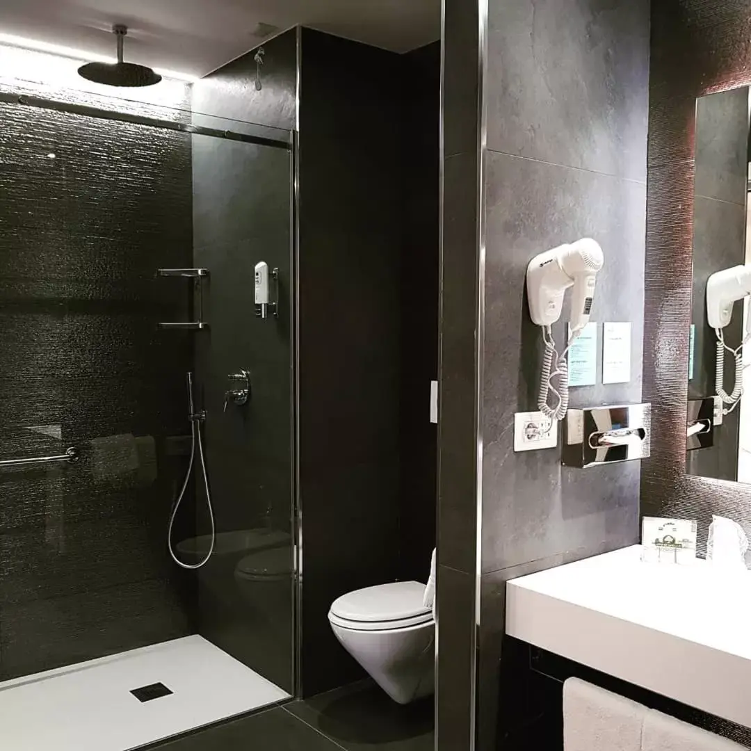 Shower, Bathroom in City Hotel & Suites