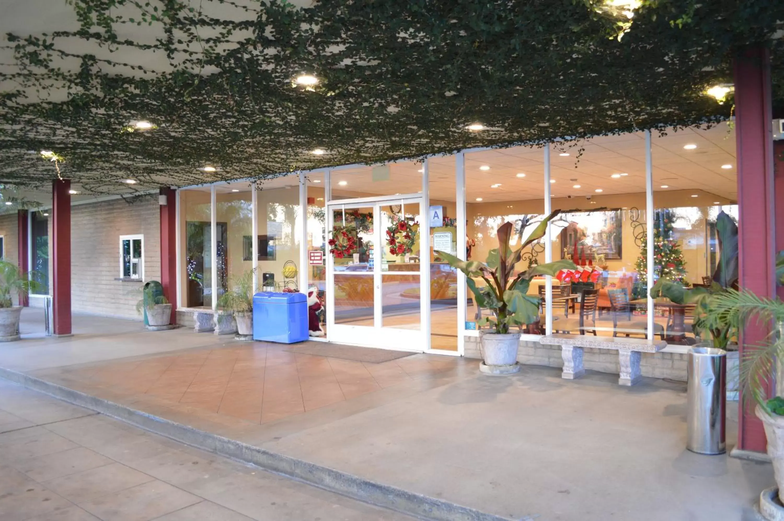 Lobby or reception in Ontario Airport Inn