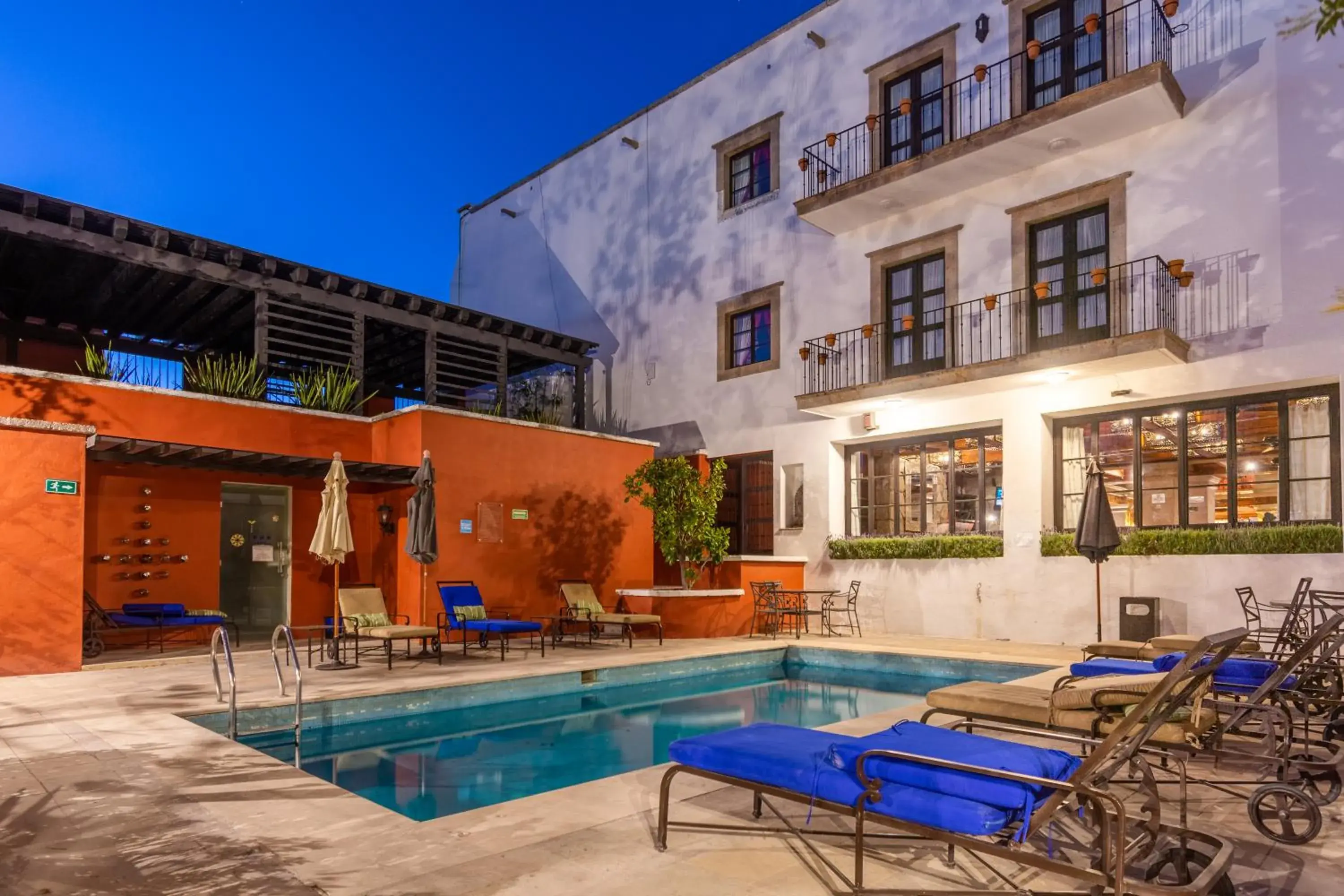 Swimming pool, Property Building in Hotel Casa Primavera Boutique & Spa