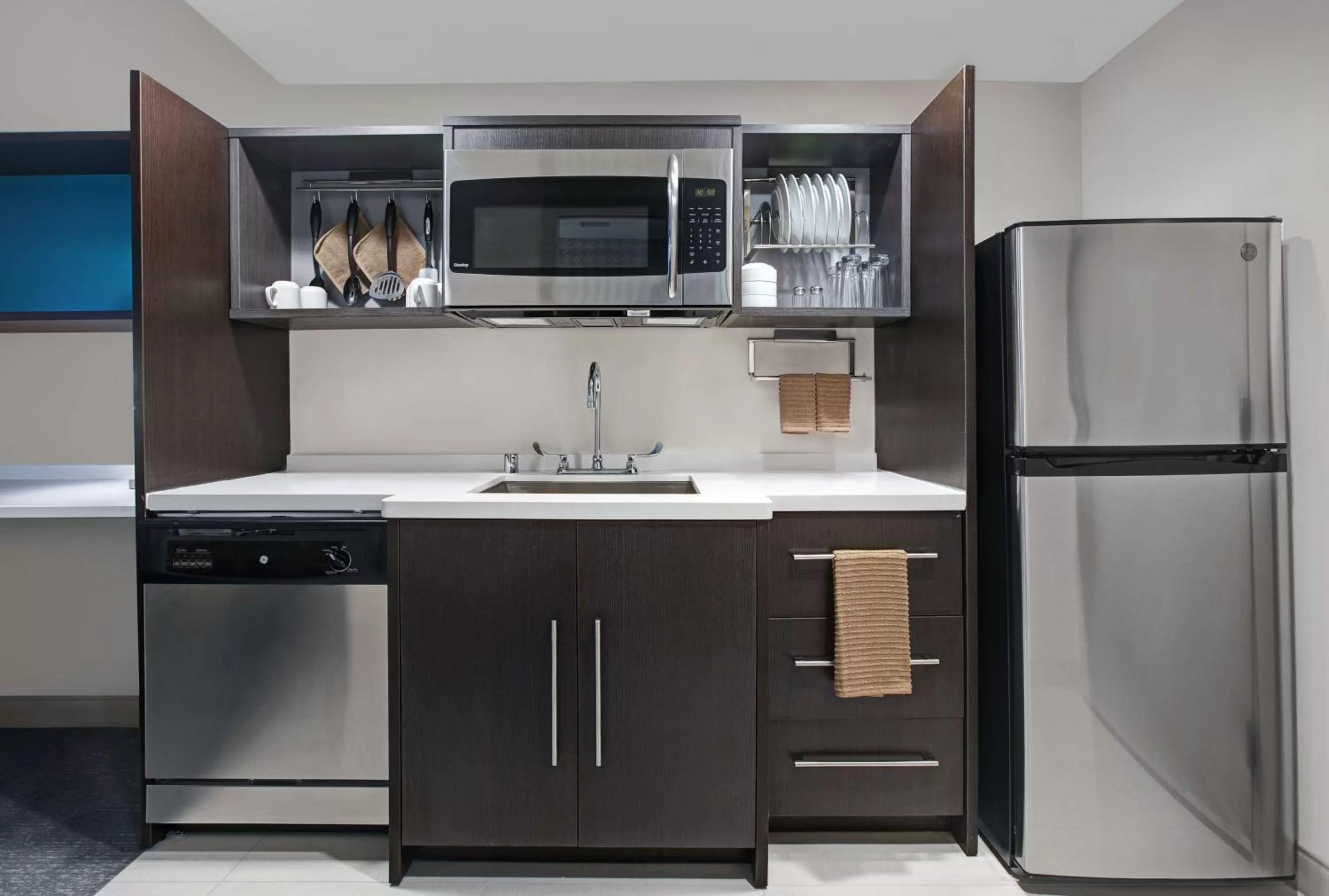 Kitchen or kitchenette in Home2 Suites By Hilton Milwaukee Downtown