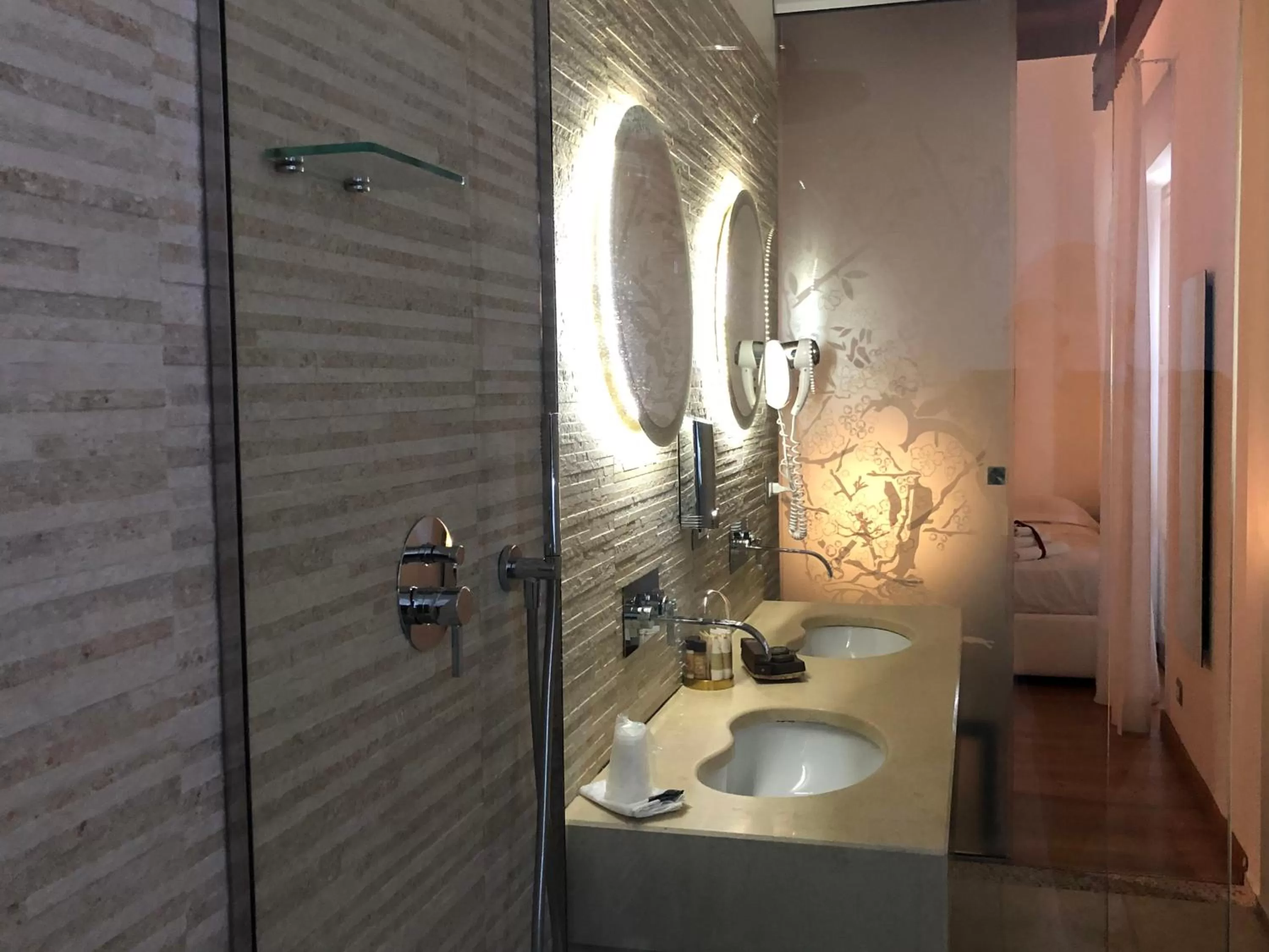 Shower in Hotel Cave Del Sole