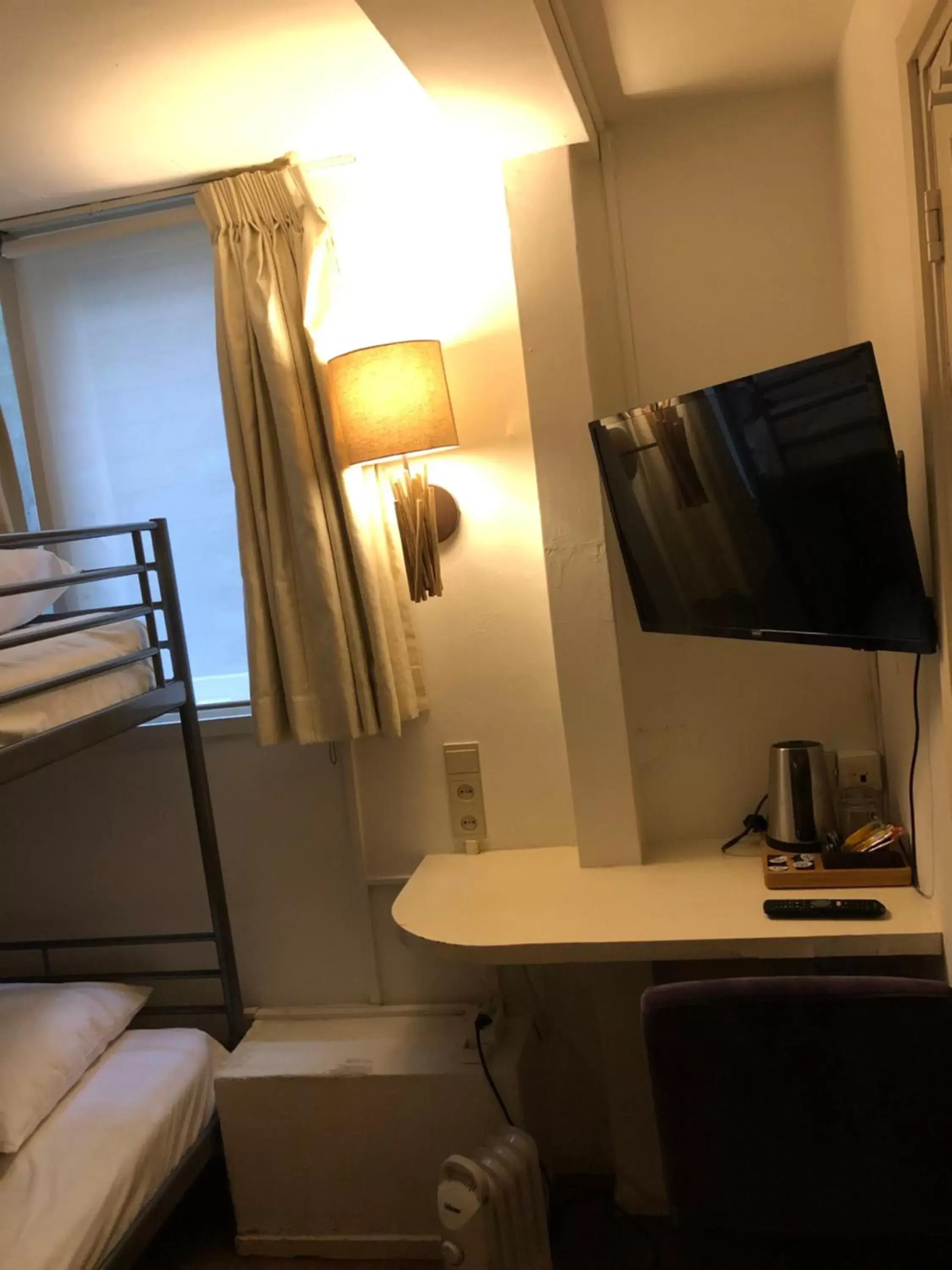 TV and multimedia, Bed in Amsterdam House Hotel TV and multimedia, Bed in Amsterdam House Hotel