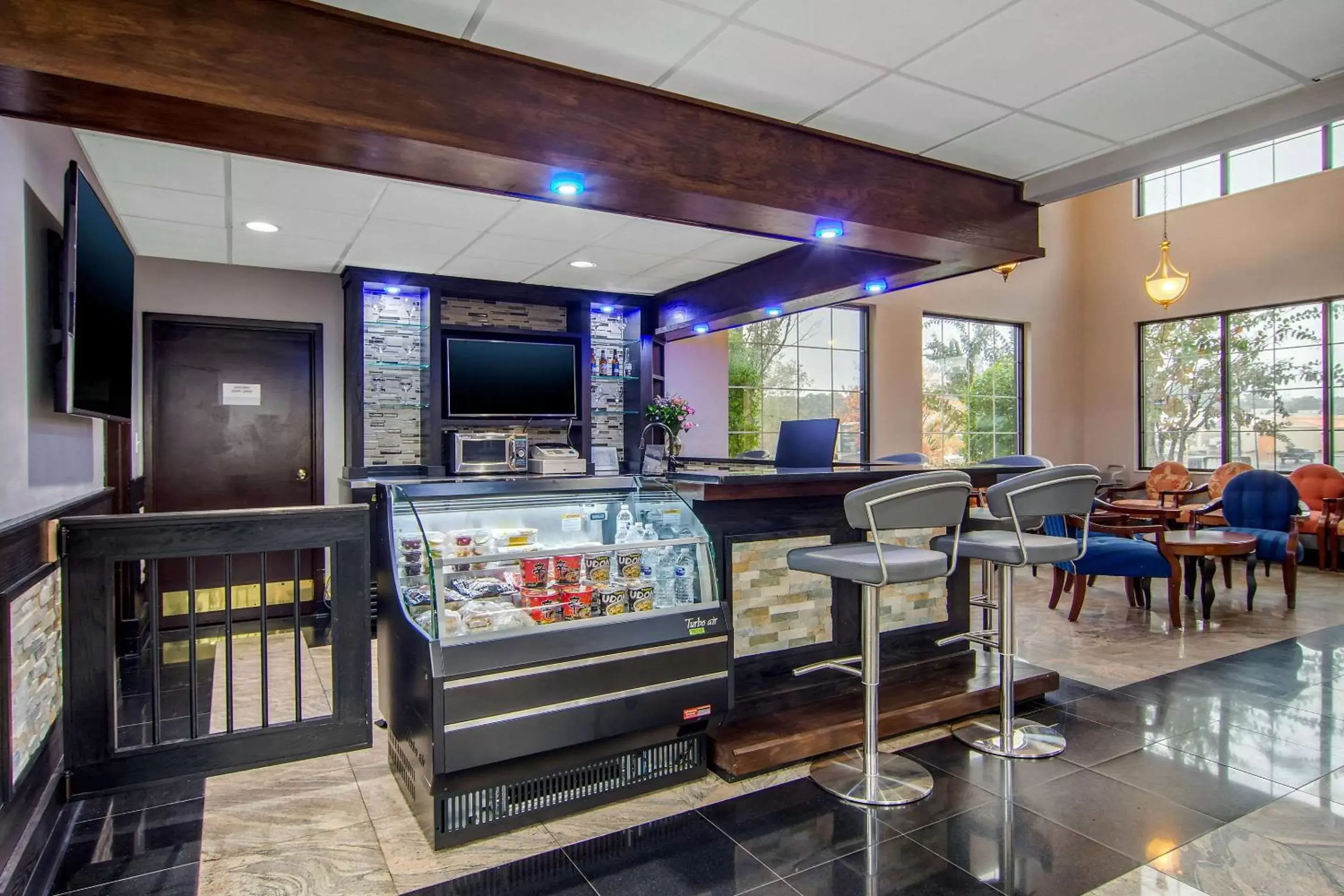 Lounge or bar in Clarion Suites Duluth I-85 Lounge or bar in Clarion Suites Duluth I-85