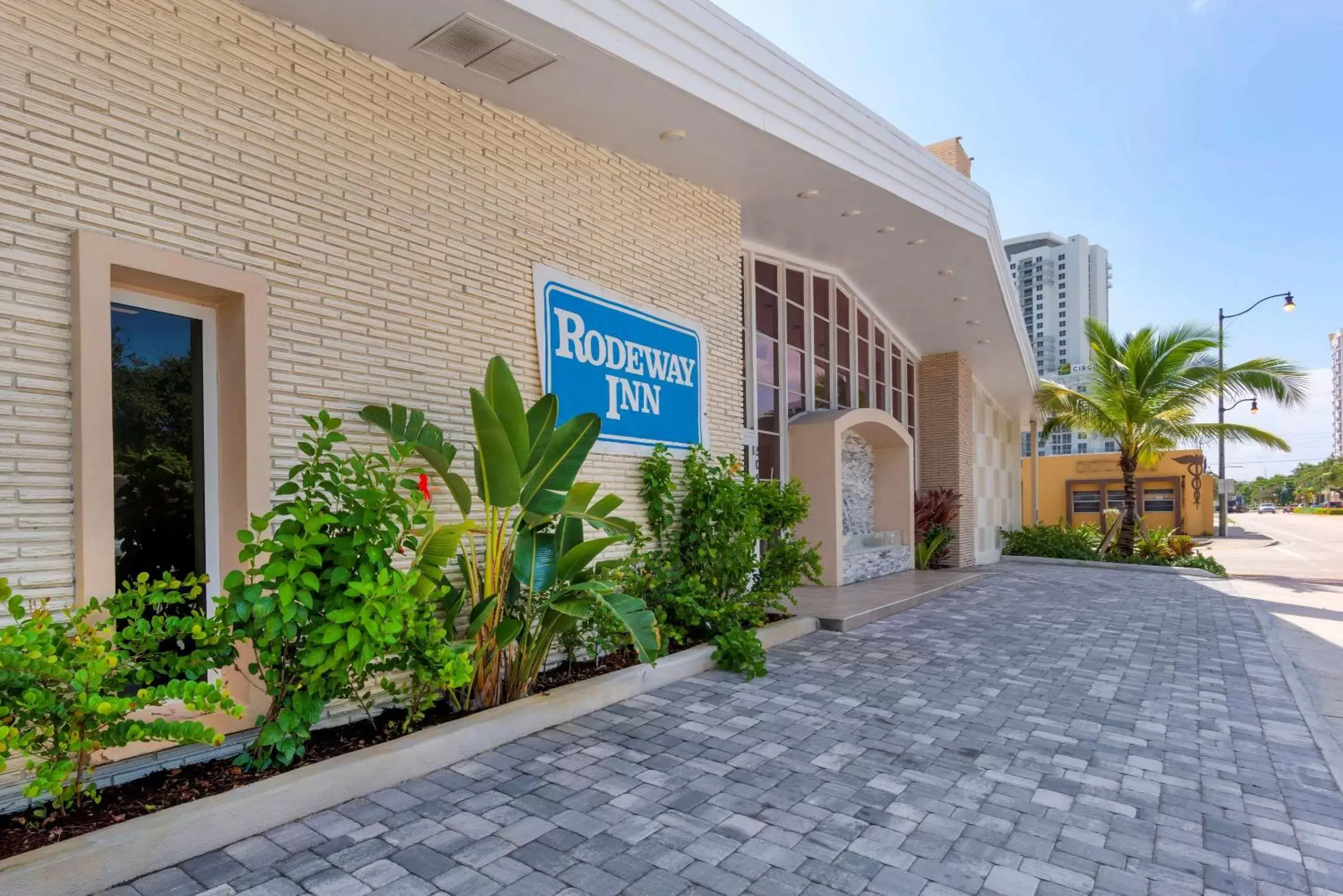 Property building in Rodeway Inn Hollywood Property building in Rodeway Inn Hollywood