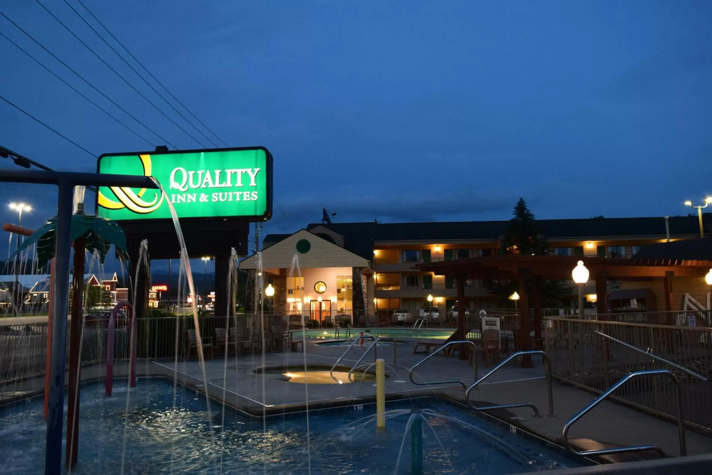 Swimming pool, Property Building in Quality Inn & Suites at Dollywood Lane