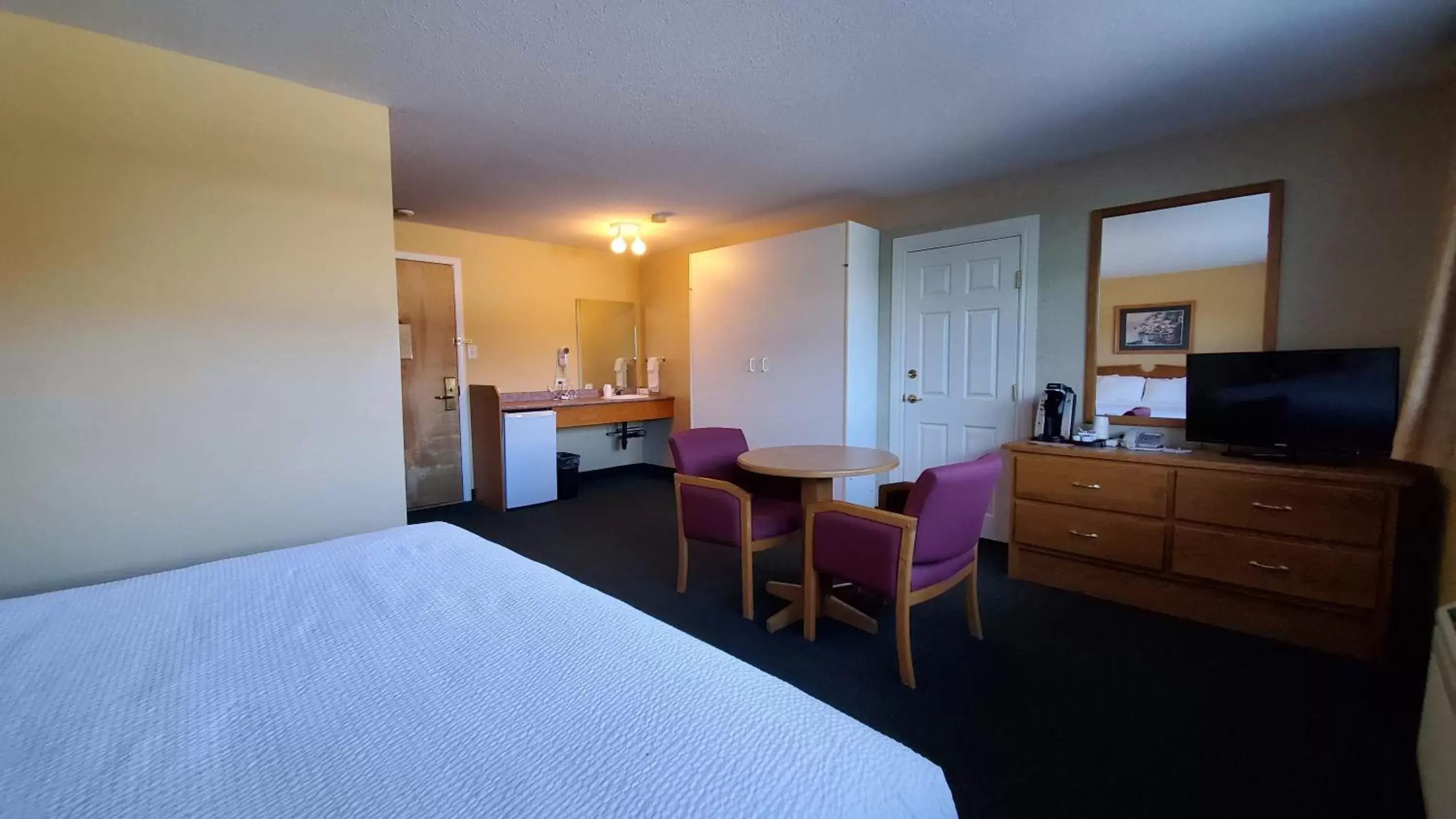 Photo of the whole room, Bed in Days Inn by Wyndham Penticton Conference Centre