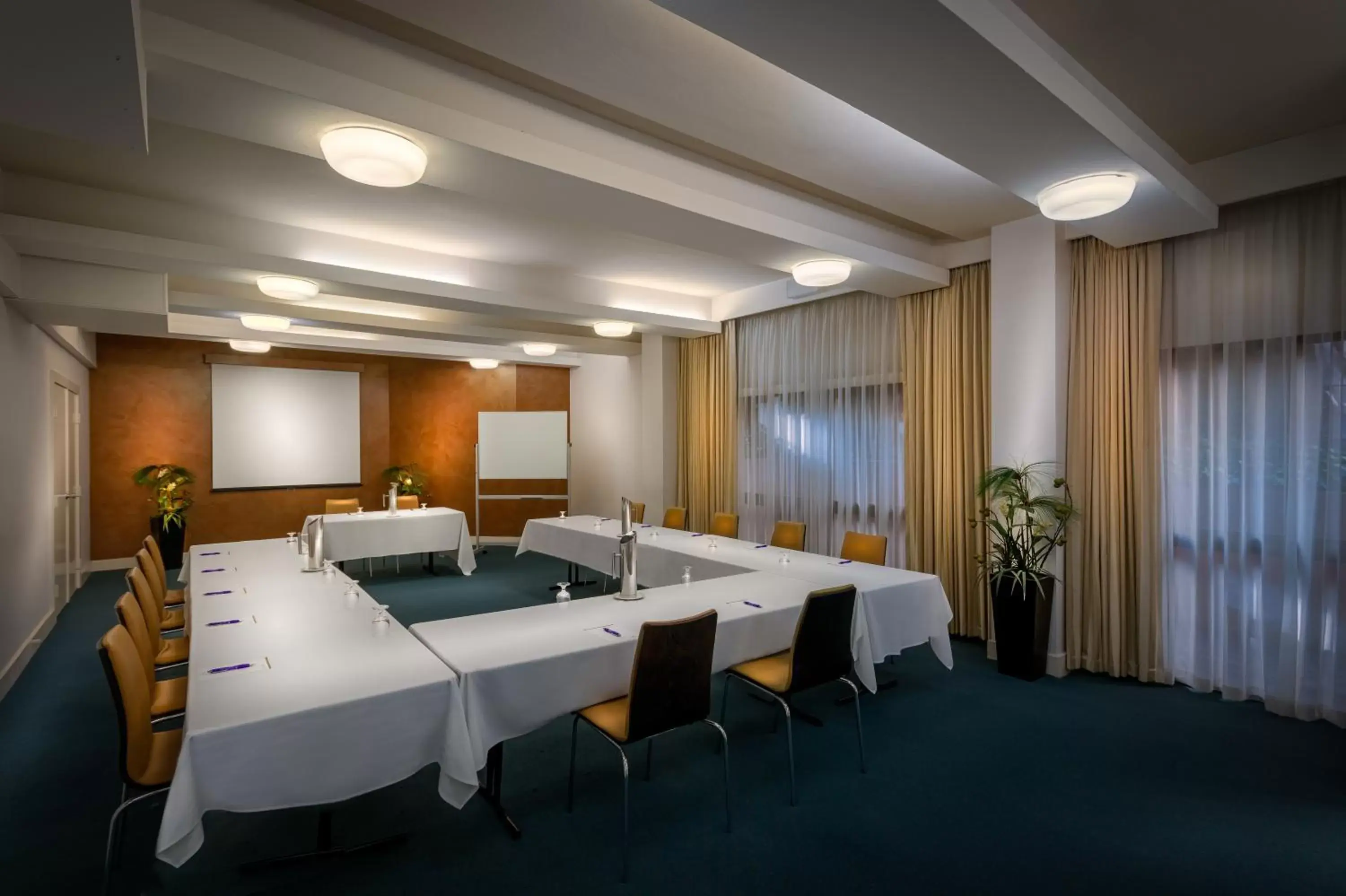 Meeting/conference room in BEST WESTERN PLUS Travel Inn