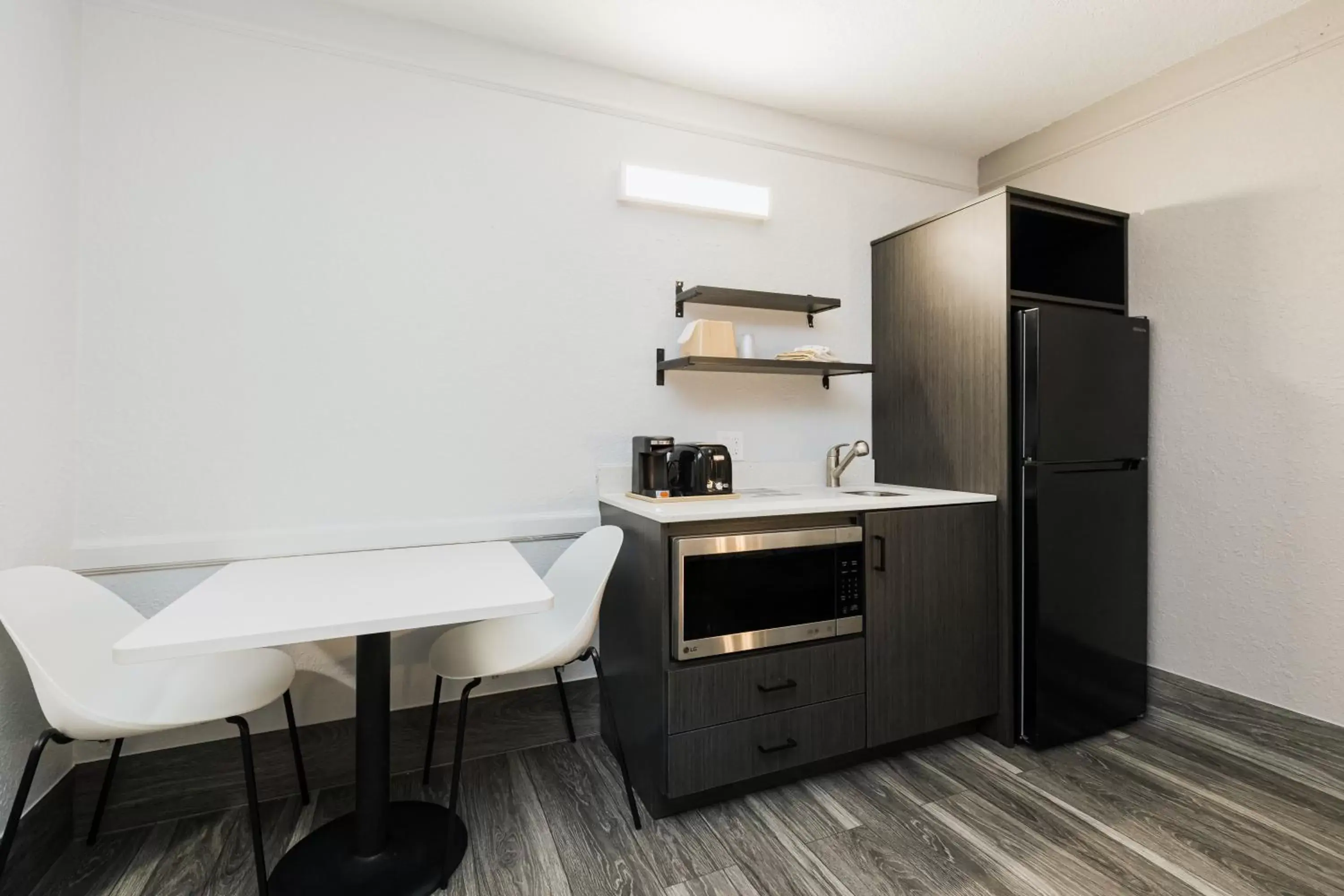 Deluxe Quadruple Room - Non-Smoking in Studio 6 Baytown, Tx - Garth Road Deluxe Quadruple Room - Non-Smoking in Studio 6 Baytown, Tx - Garth Road