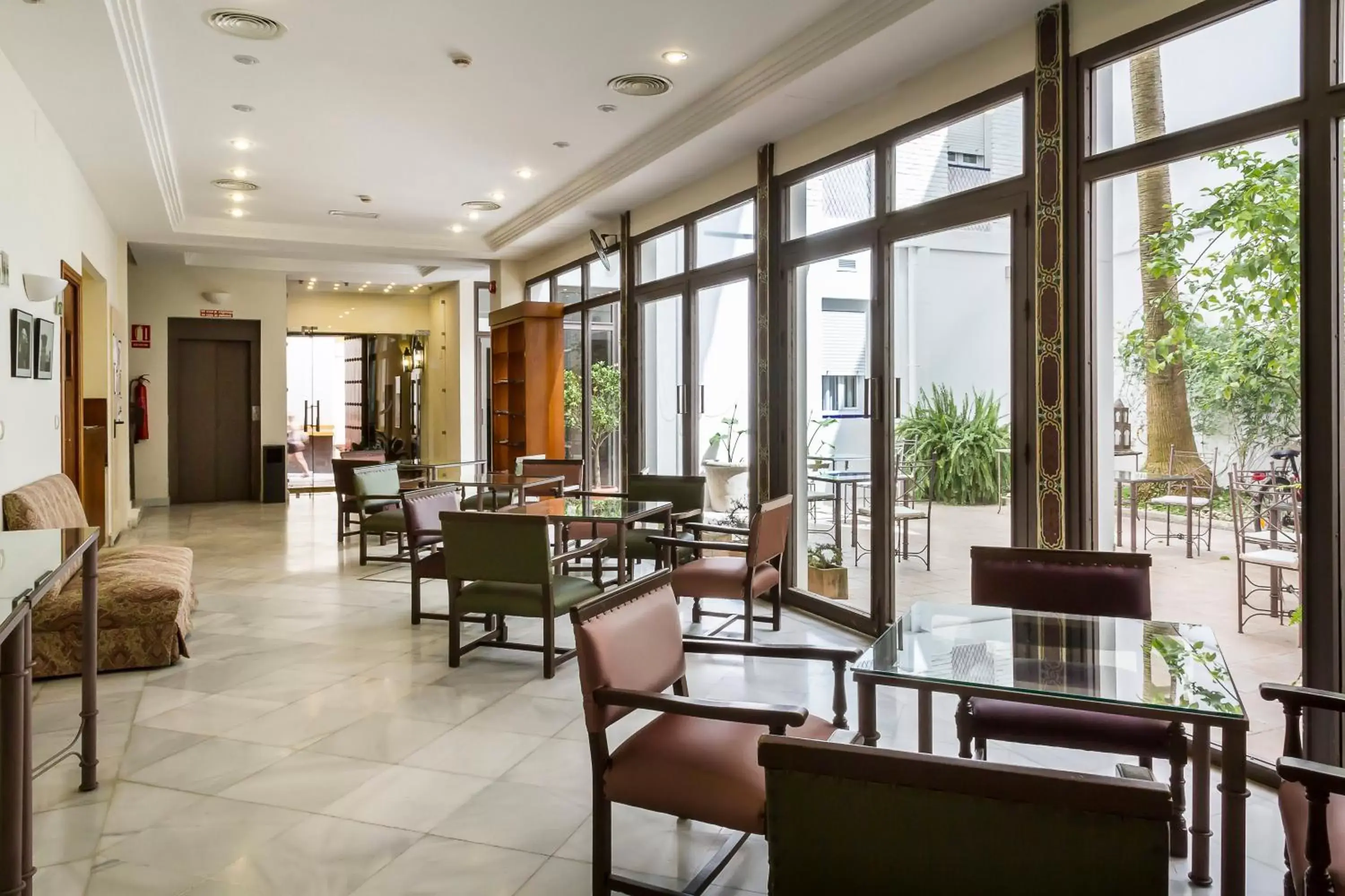 Lounge or bar, Restaurant/Places to Eat in Hotel Alcántara