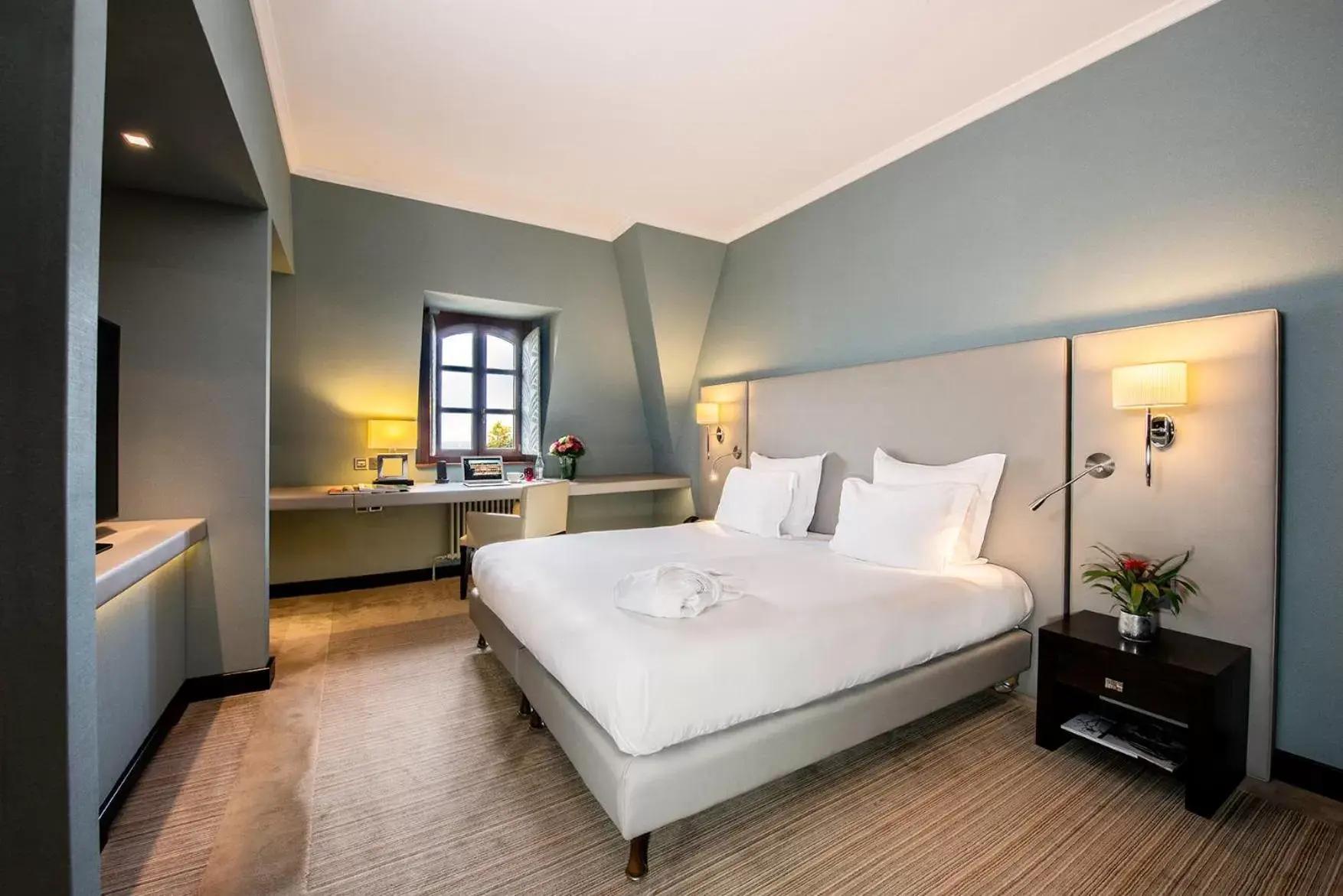 Bed in Hôtel Métropole Genève