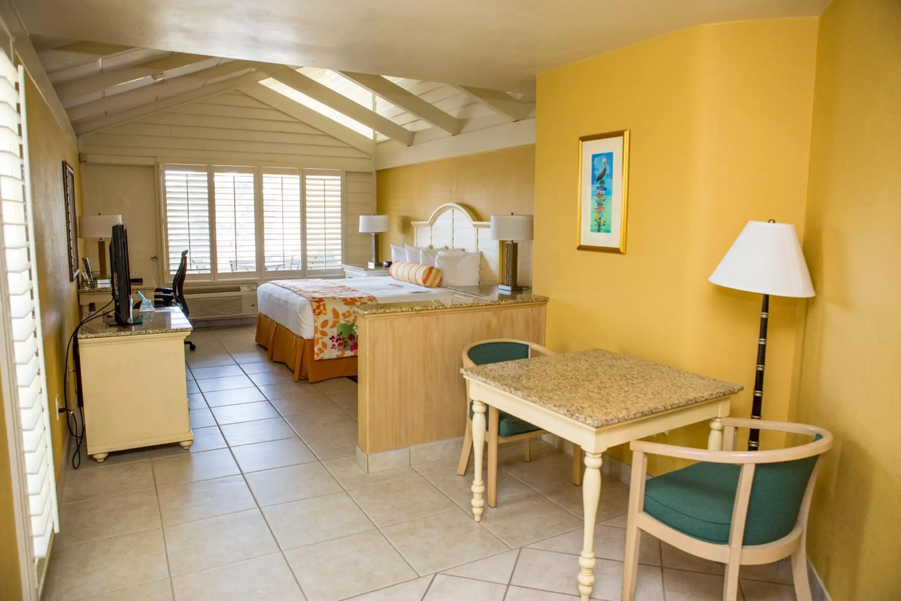 Bedroom in Best Western Plus Yacht Harbor Inn