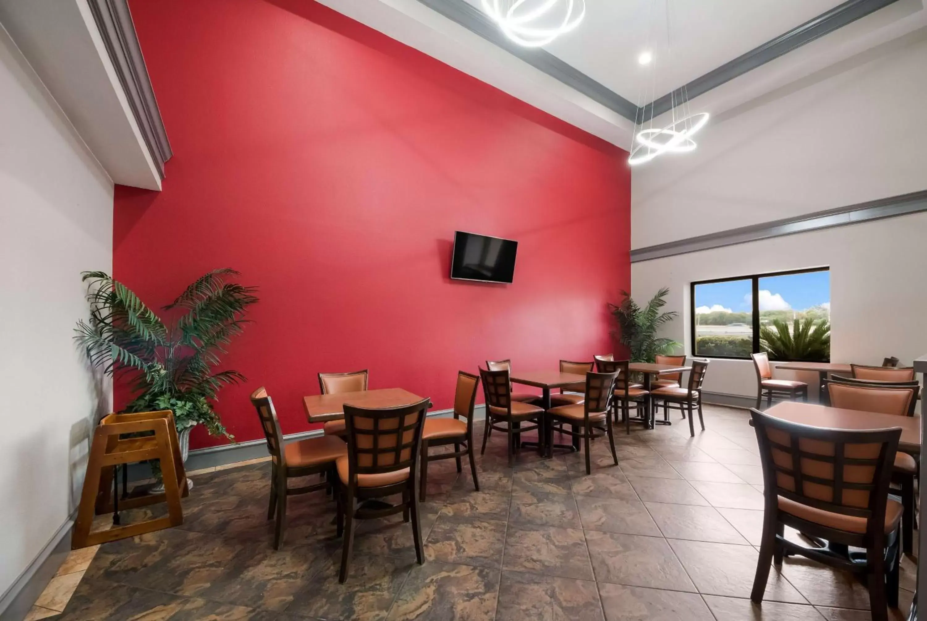 Restaurant/Places to Eat in SureStay Plus Hotel by Best Western San Antonio North