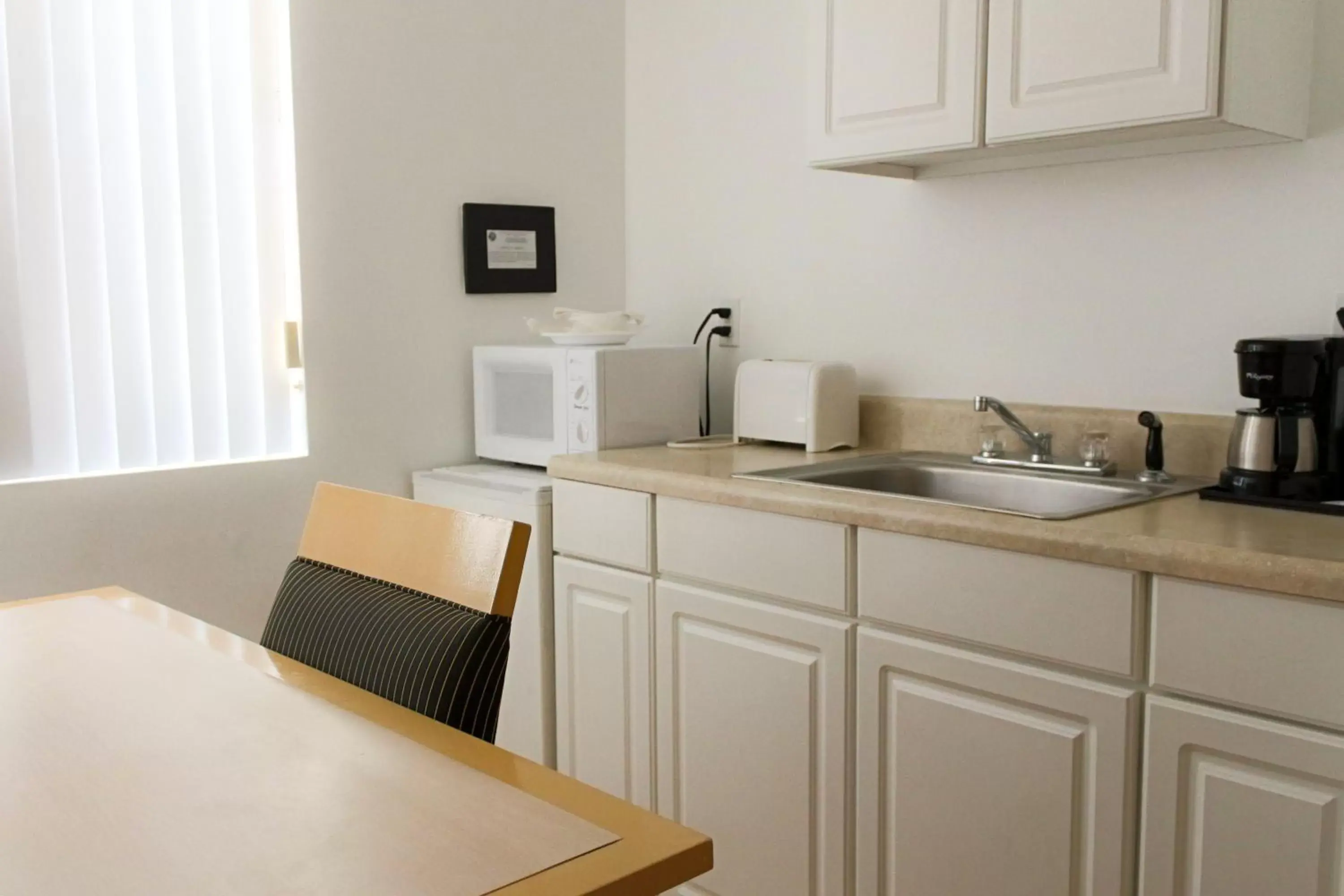 Kitchen or kitchenette, Kitchen/Kitchenette in Beach Place Hotel