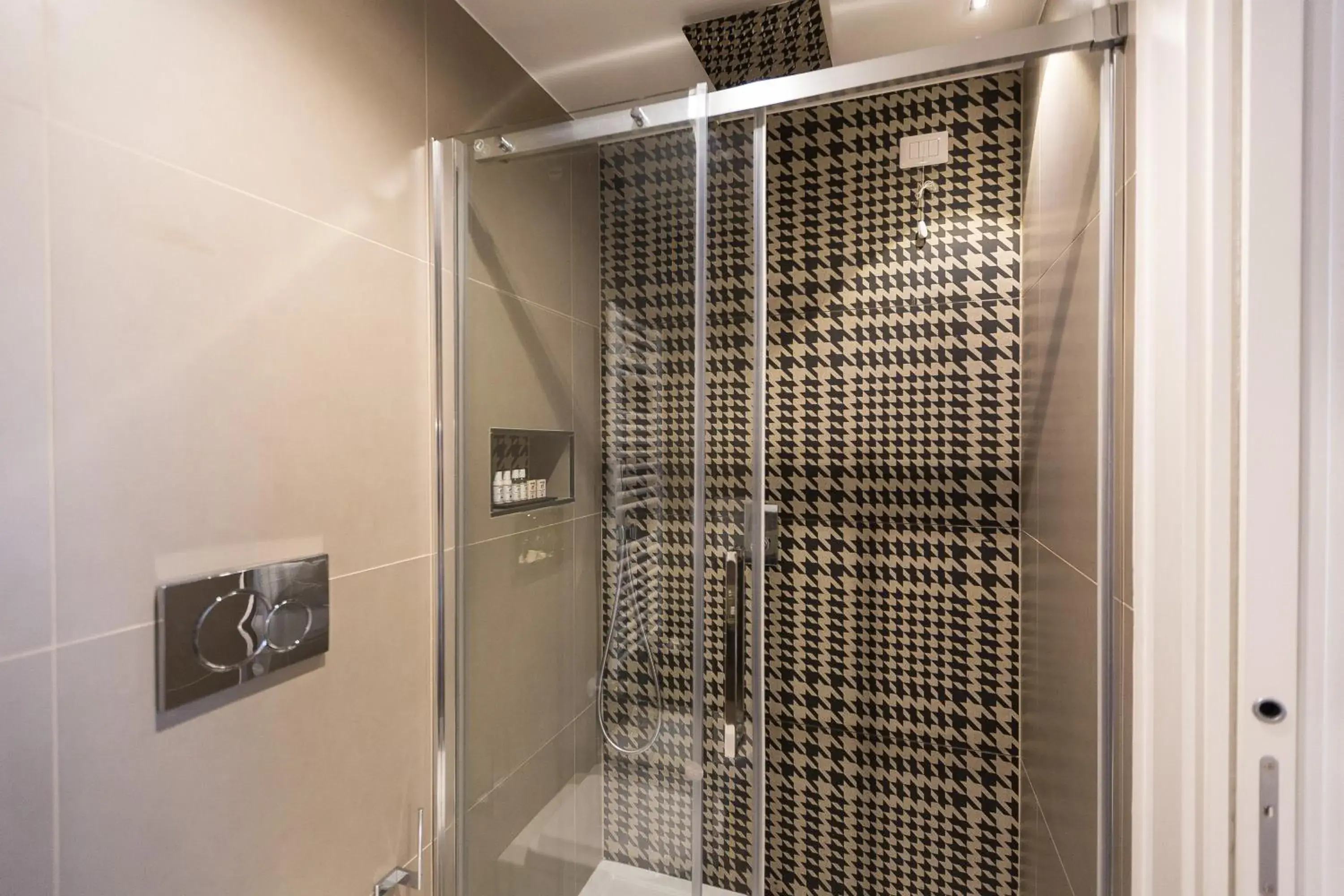 Shower, Bathroom in Palazzo Baj in Trastevere