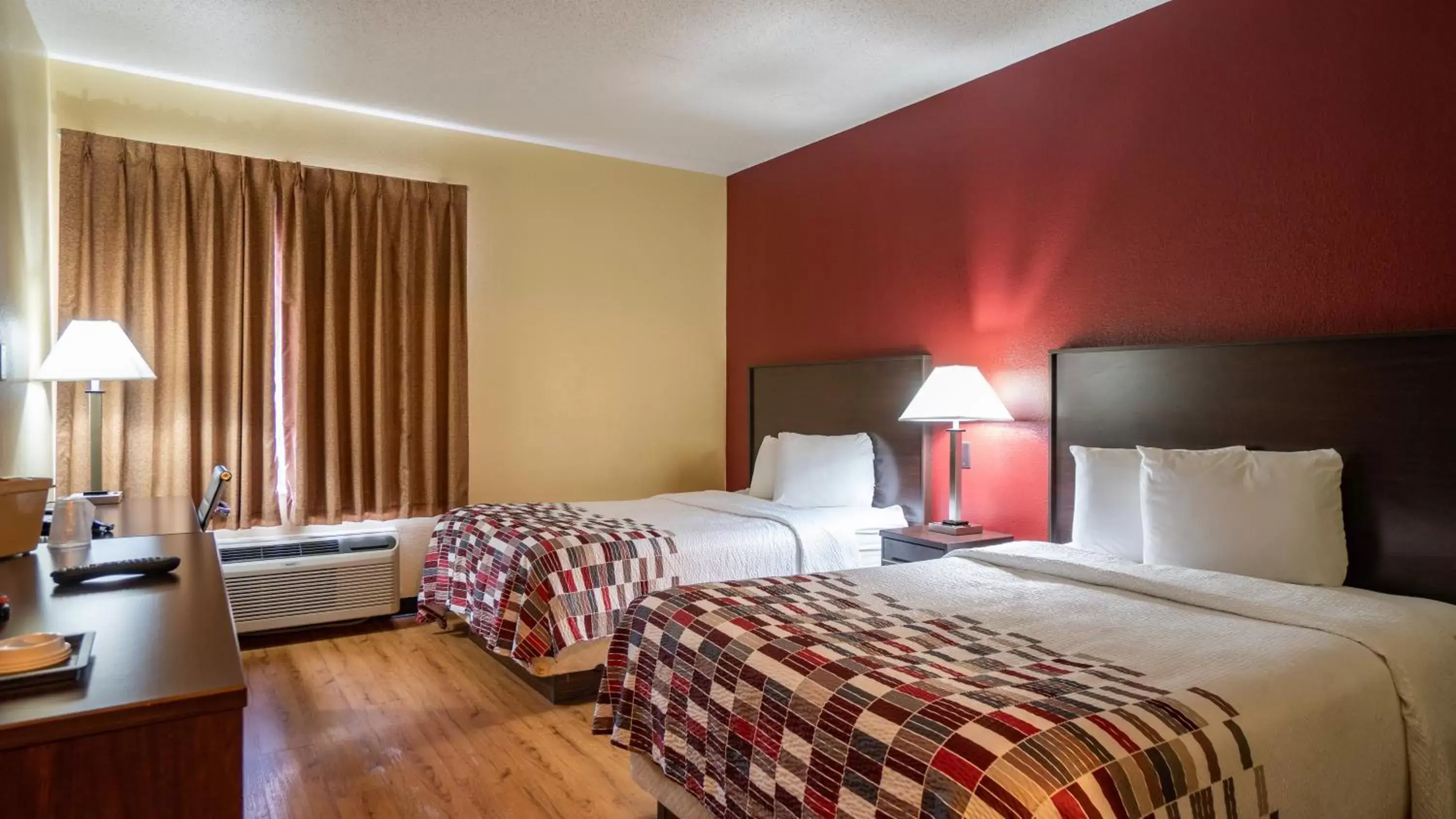Photo of the whole room, Bed in Red Roof Inn & Suites Indianapolis Airport