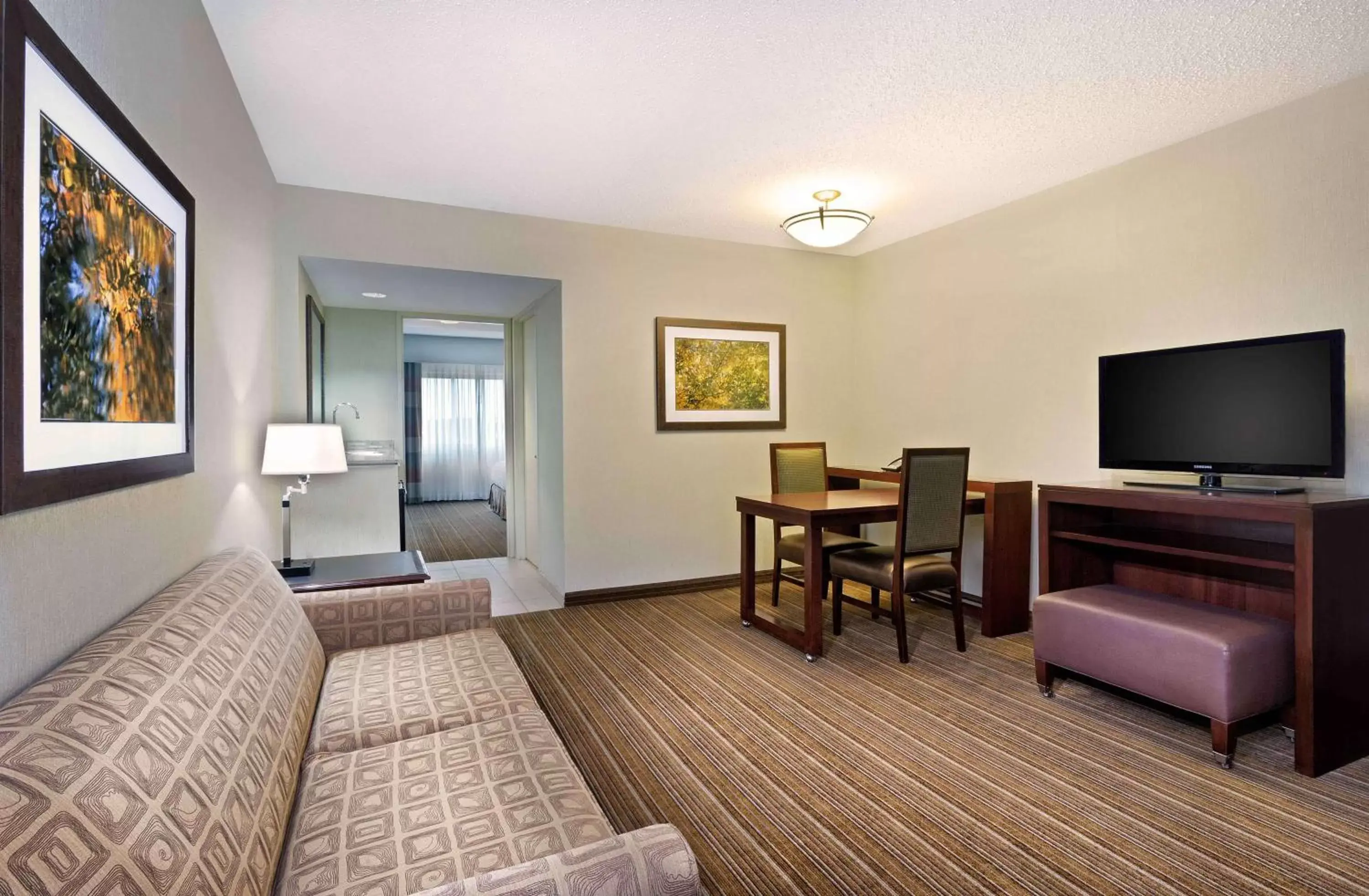 Bed, TV/Entertainment Center in Embassy Suites Parsippany
