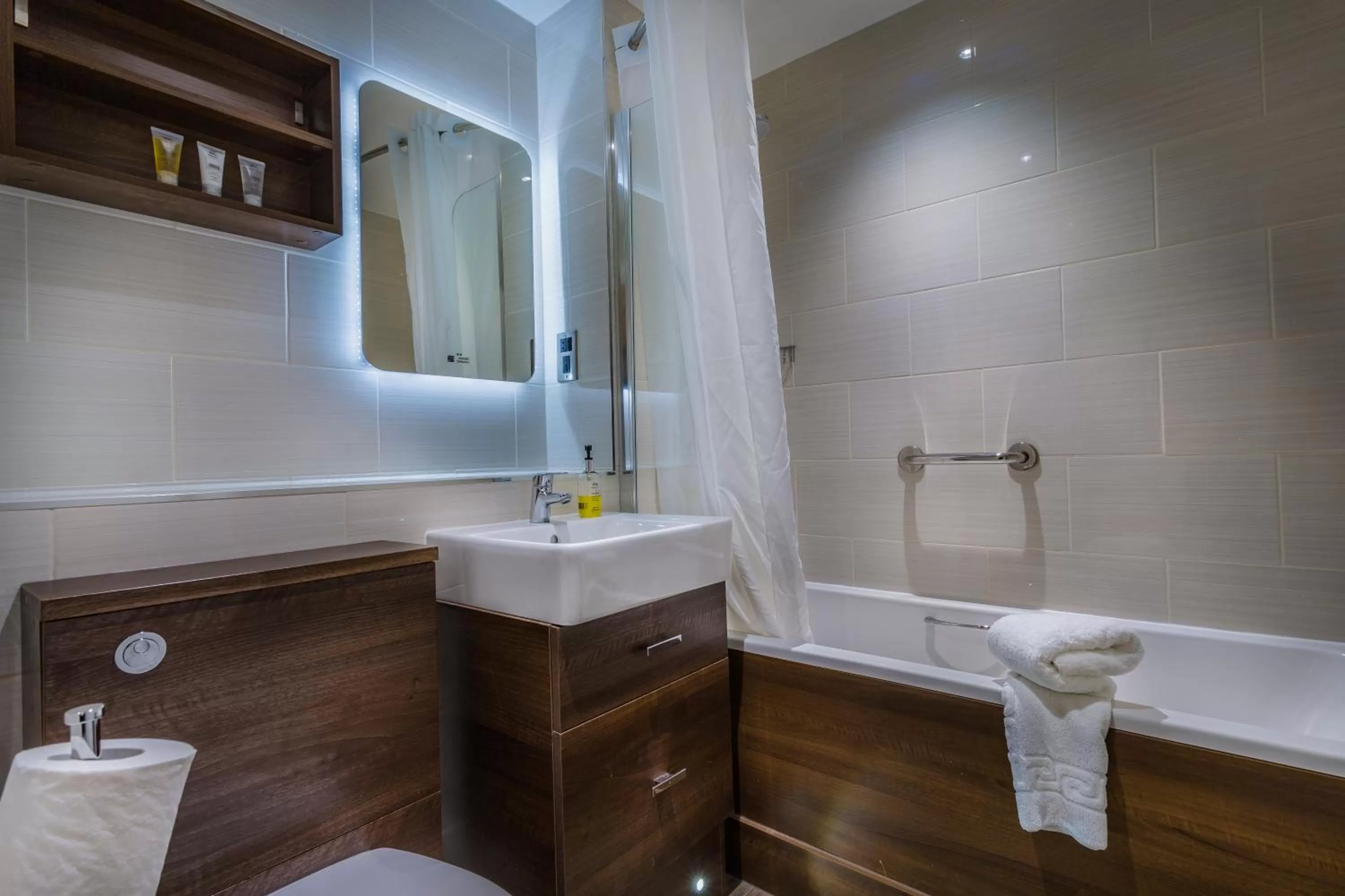 Bathroom in The Admiral Rodney Hotel, Horncastle, Lincolnshire - The Coaching Inn Group