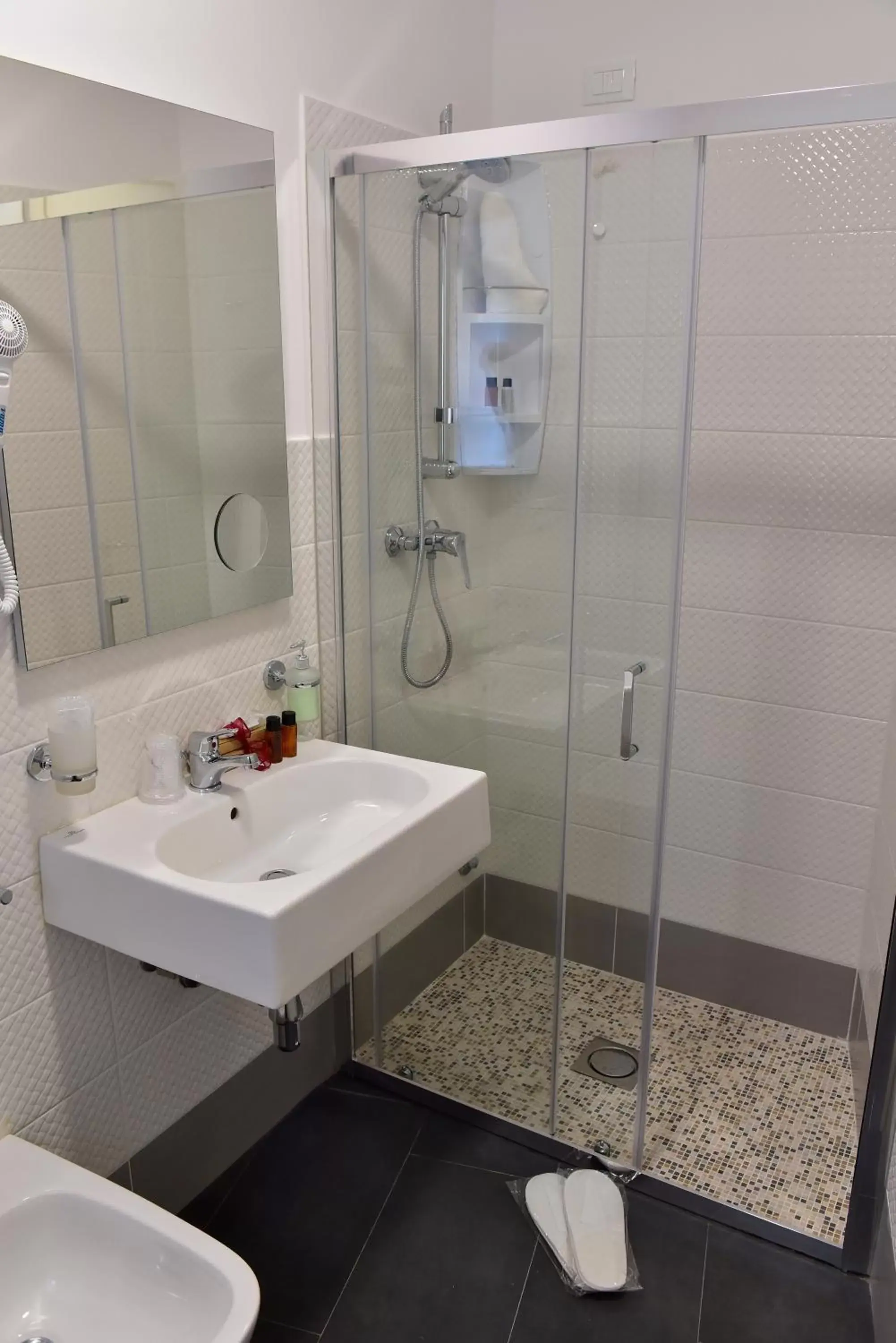 Shower, Bathroom in Palazzo degli Affreschi