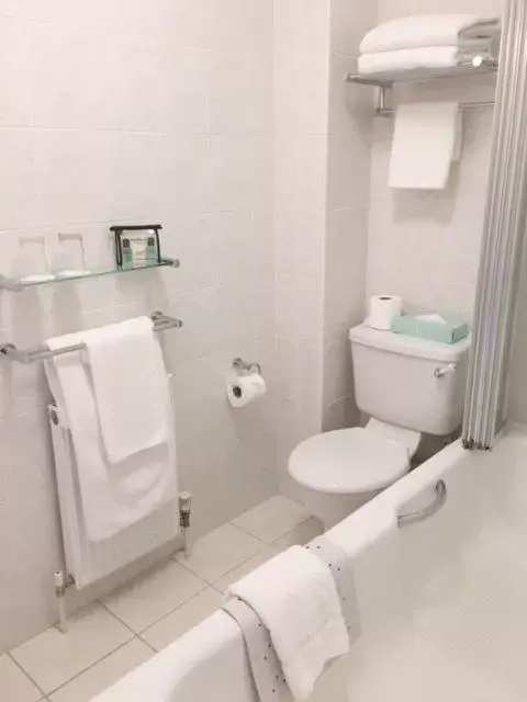 Bathroom in Arundel House Hotel