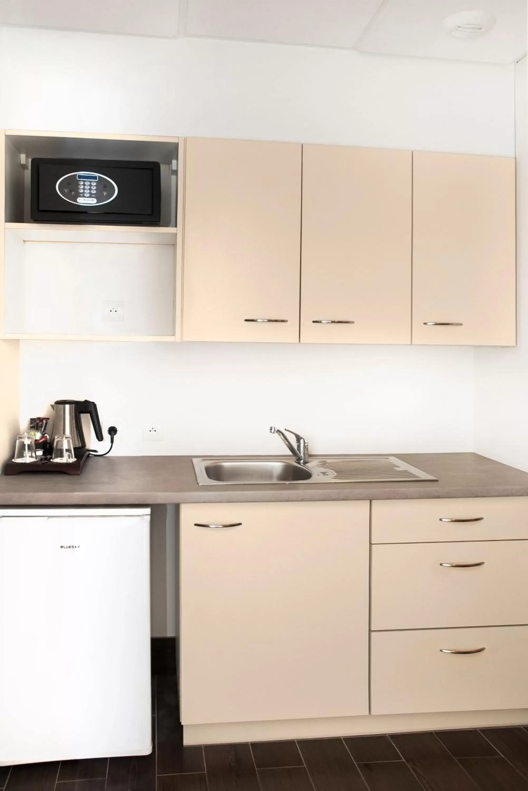 Coffee/tea facilities, Kitchen/Kitchenette in Best Western Plus Hôtel Colbert