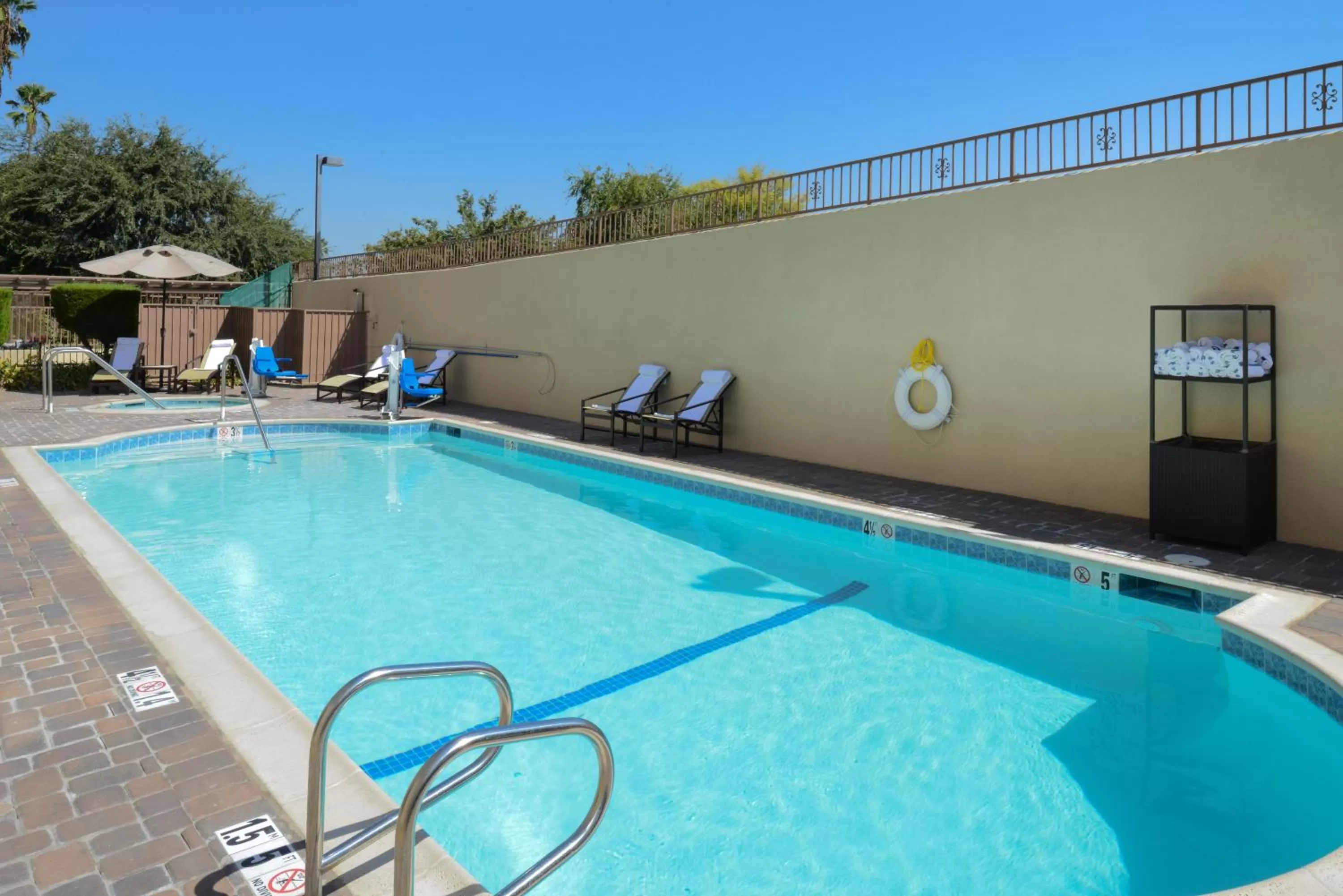 Swimming pool in Holiday Inn Express & Suites Pasadena - Los Angeles by IHG