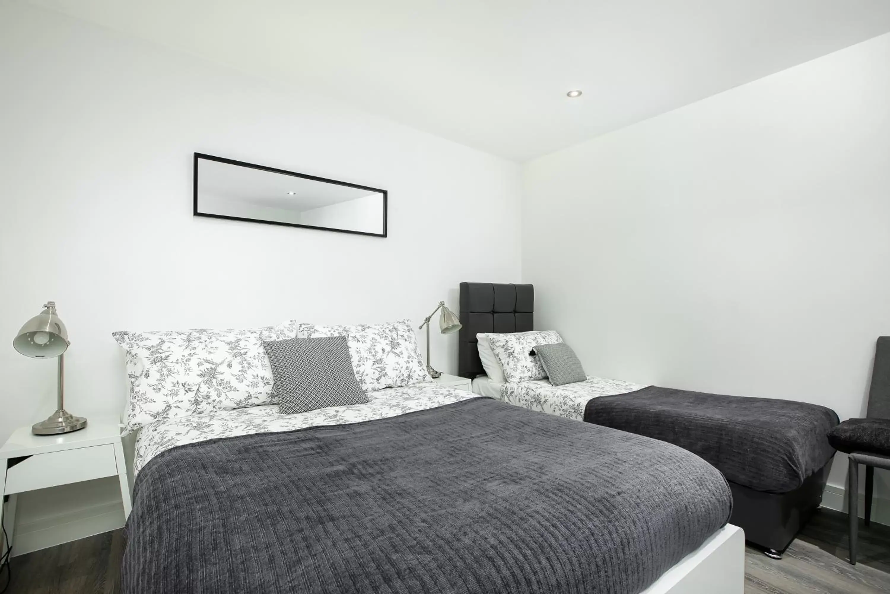 Photo of the whole room, Bed in Reading Kings Road Lodge by Creatick Apartments