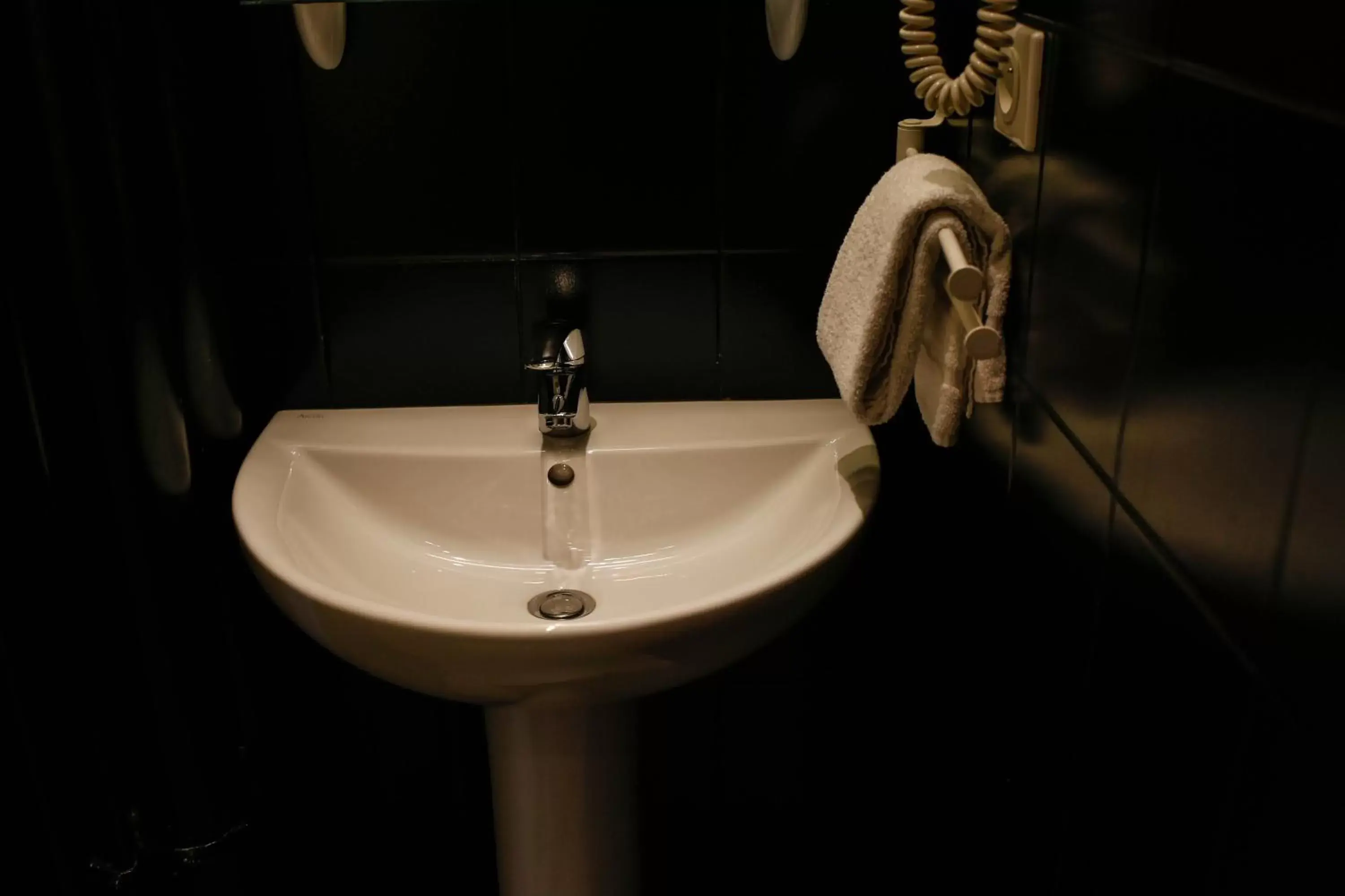 Bathroom in Hôtel Cecyl Reims Centre