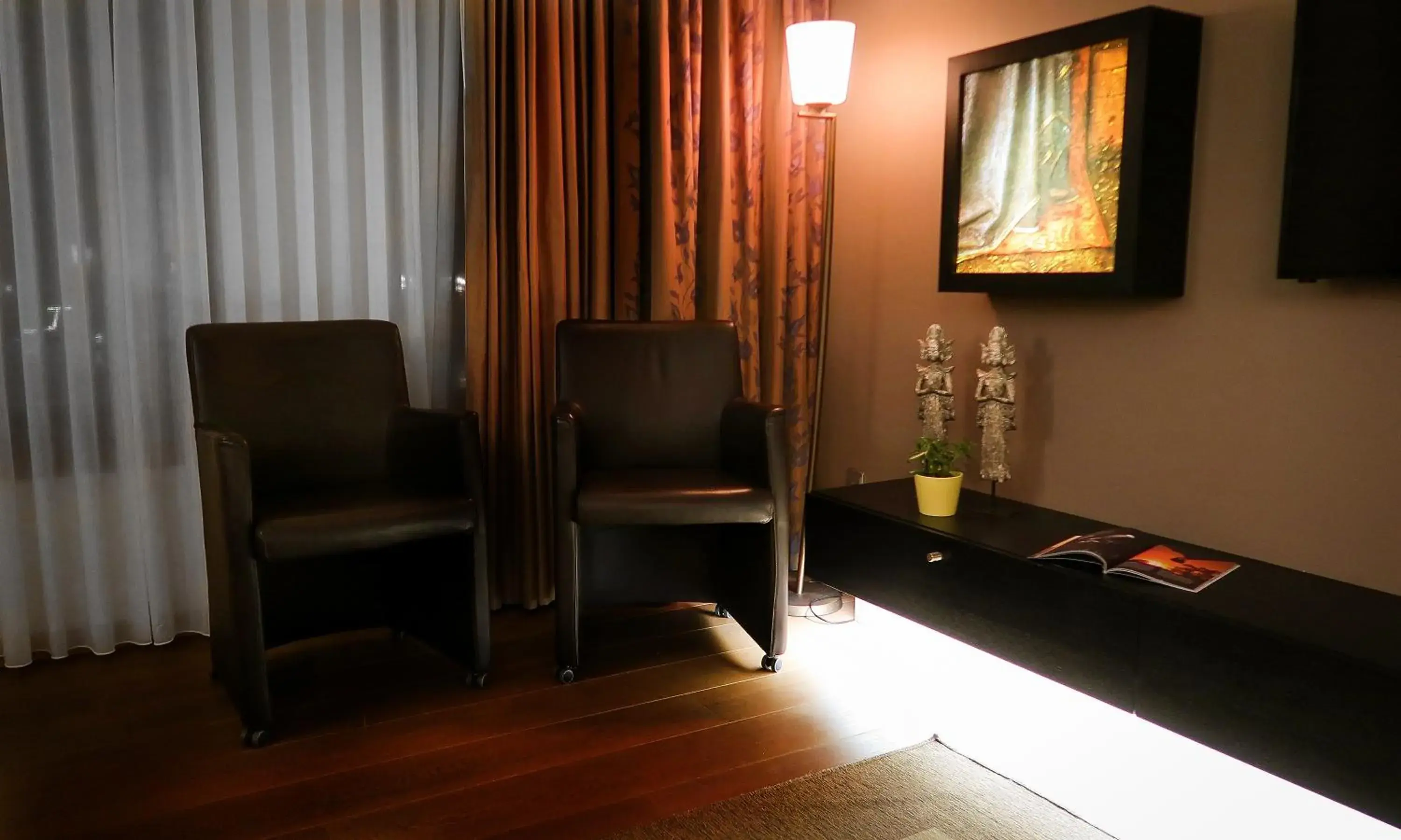 Bedroom, Seating Area in Hotel Van Eyck