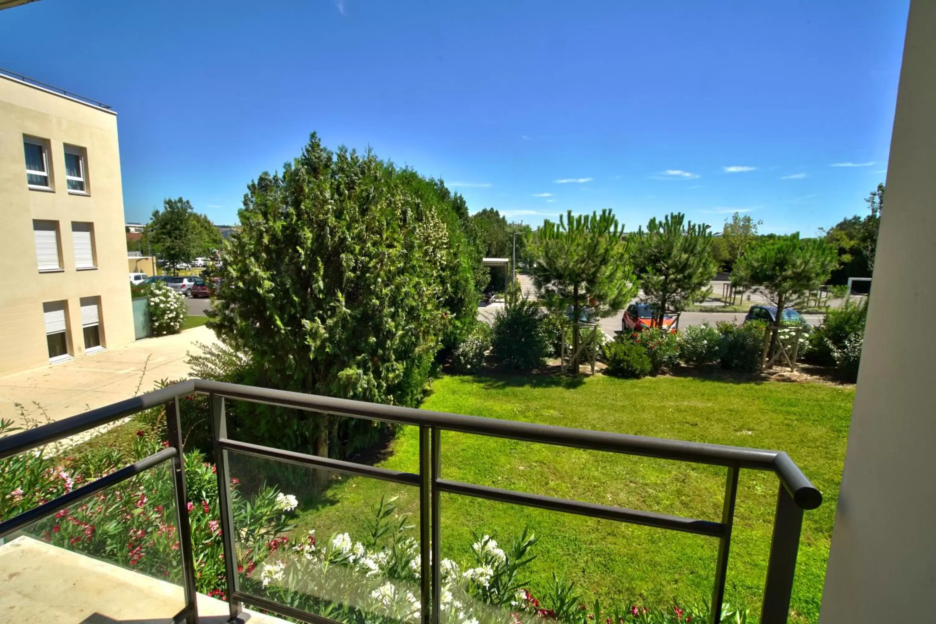 Garden view, Balcony/Terrace in KOSY Appart'Hôtels - Campus Del Sol Esplanade