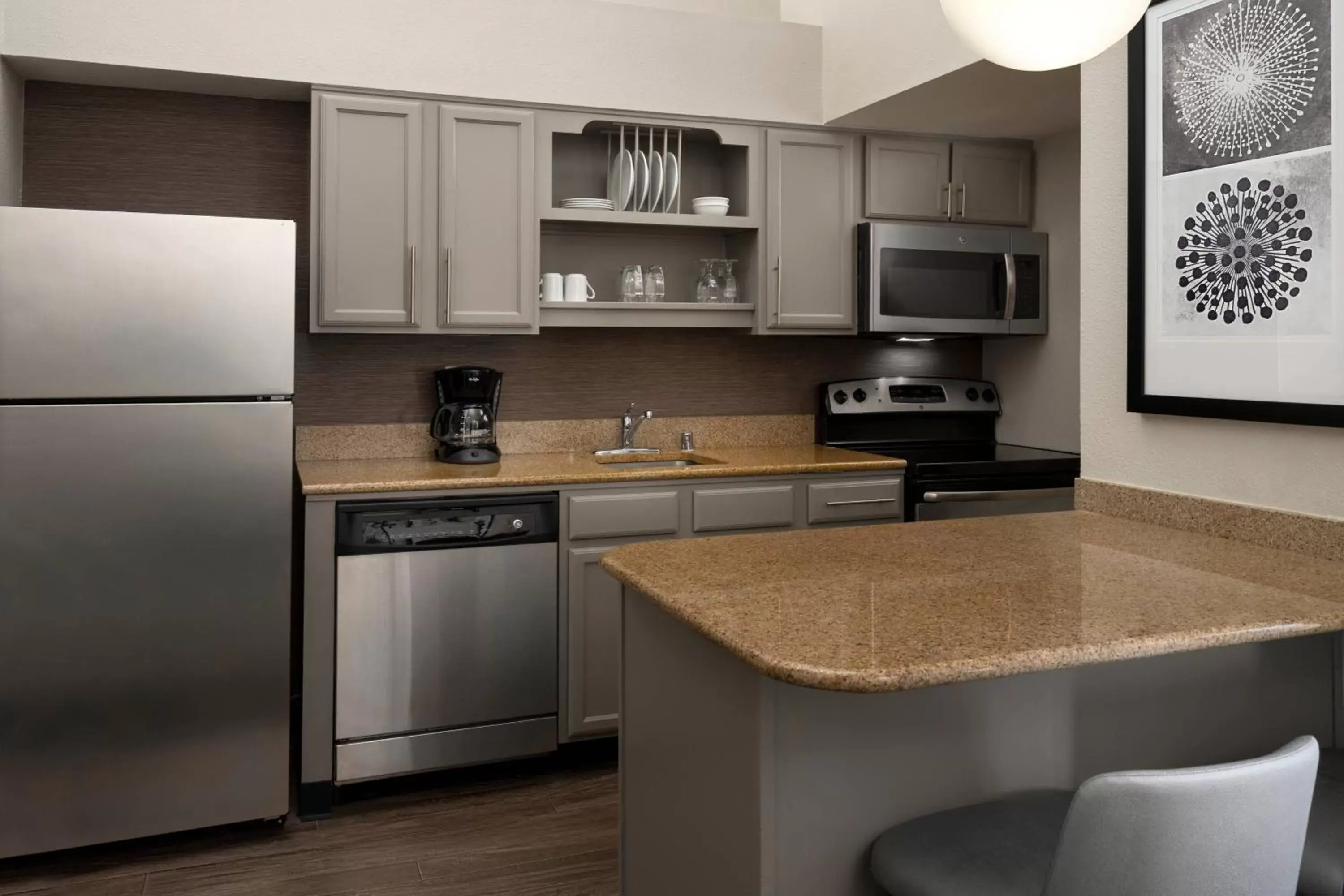 Bedroom, Kitchen/Kitchenette in Residence Inn by Marriott Seattle/Bellevue