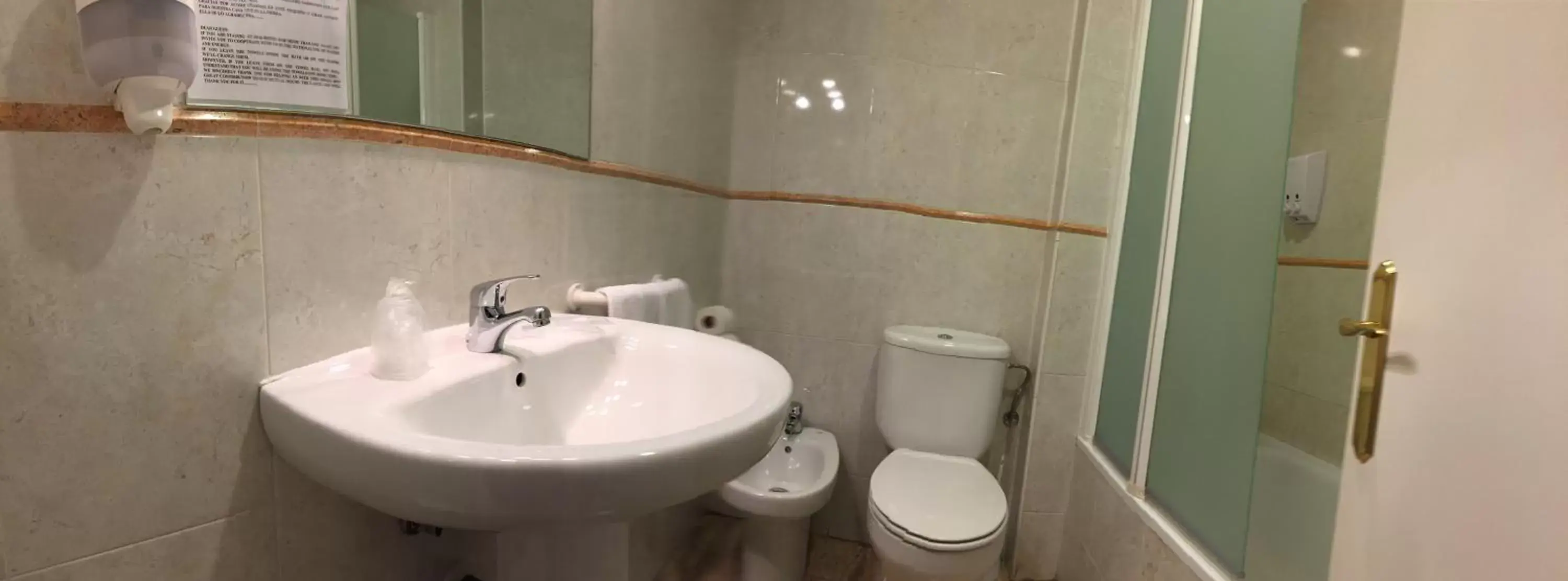 Bathroom in Hotel Barajas Plaza