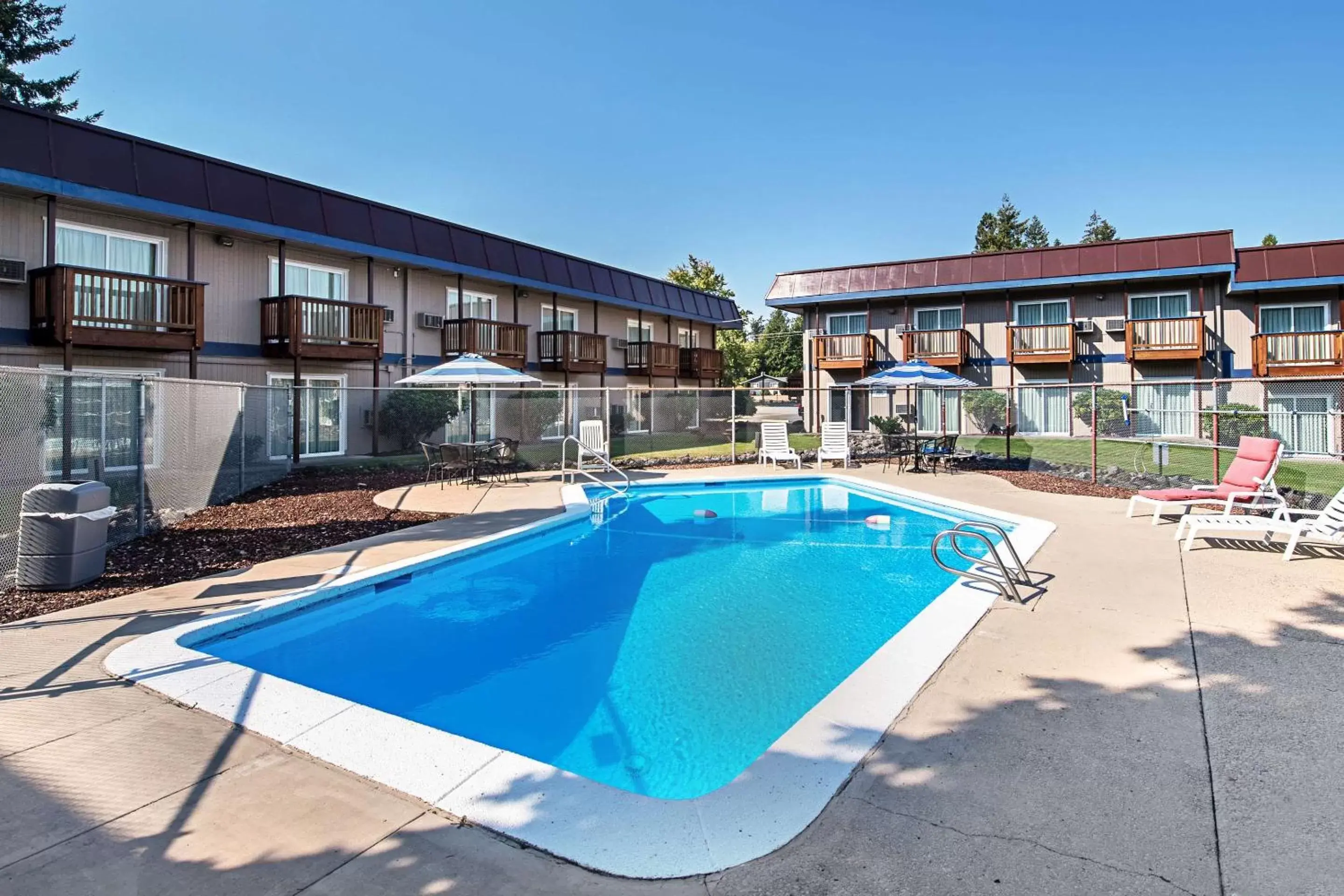 Swimming pool, Property Building in Rodeway Inn Enumclaw Mount Rainer-Crystal Mountain Area