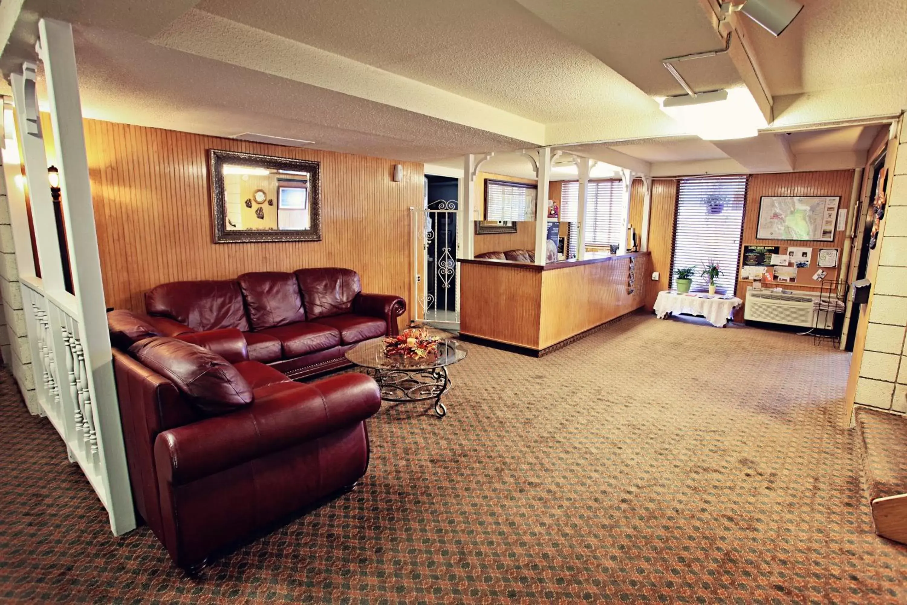 Communal lounge/ TV room in National 9 Inn Showboat