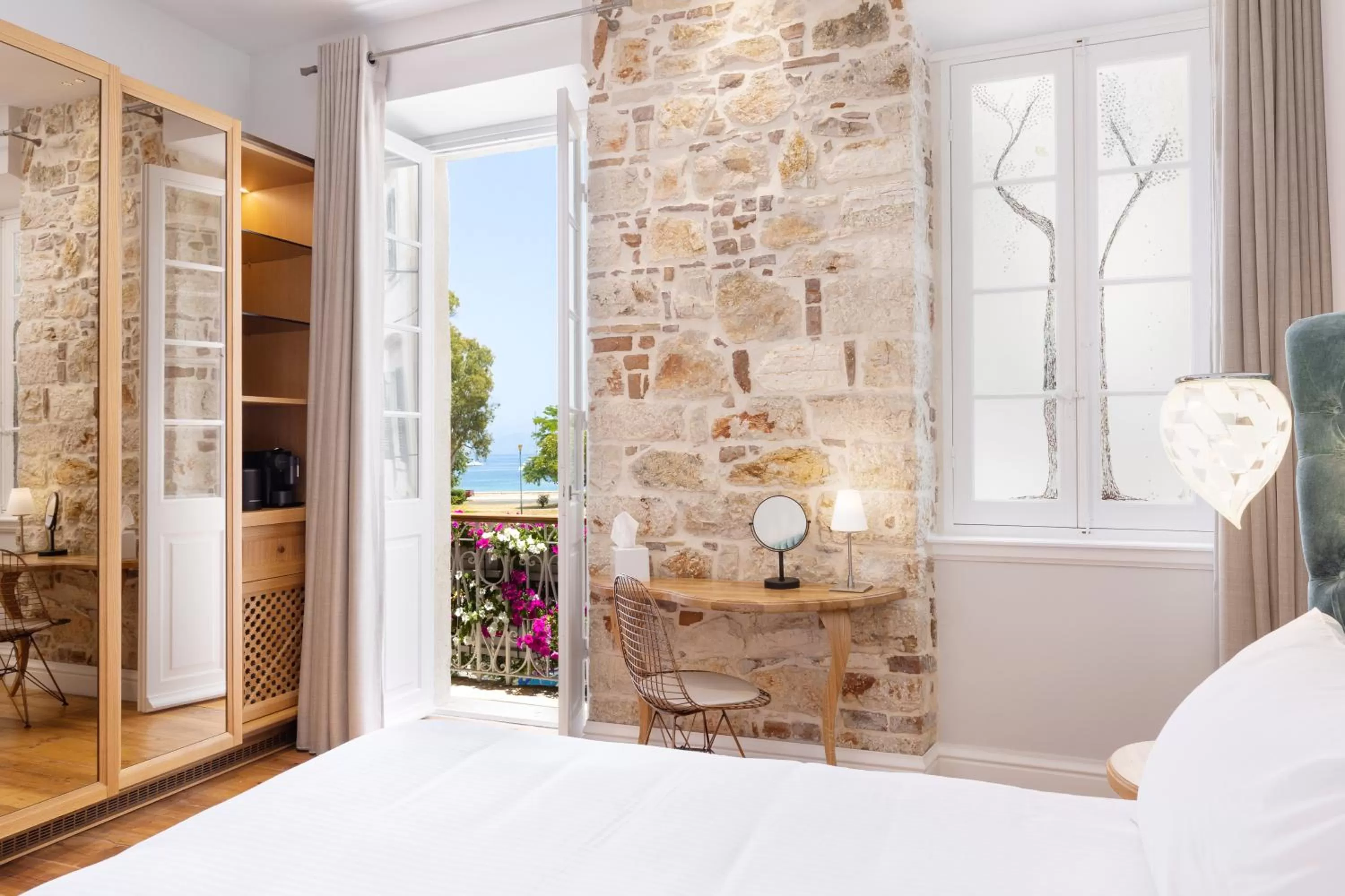 Bedroom, Bed in Acanthus blue