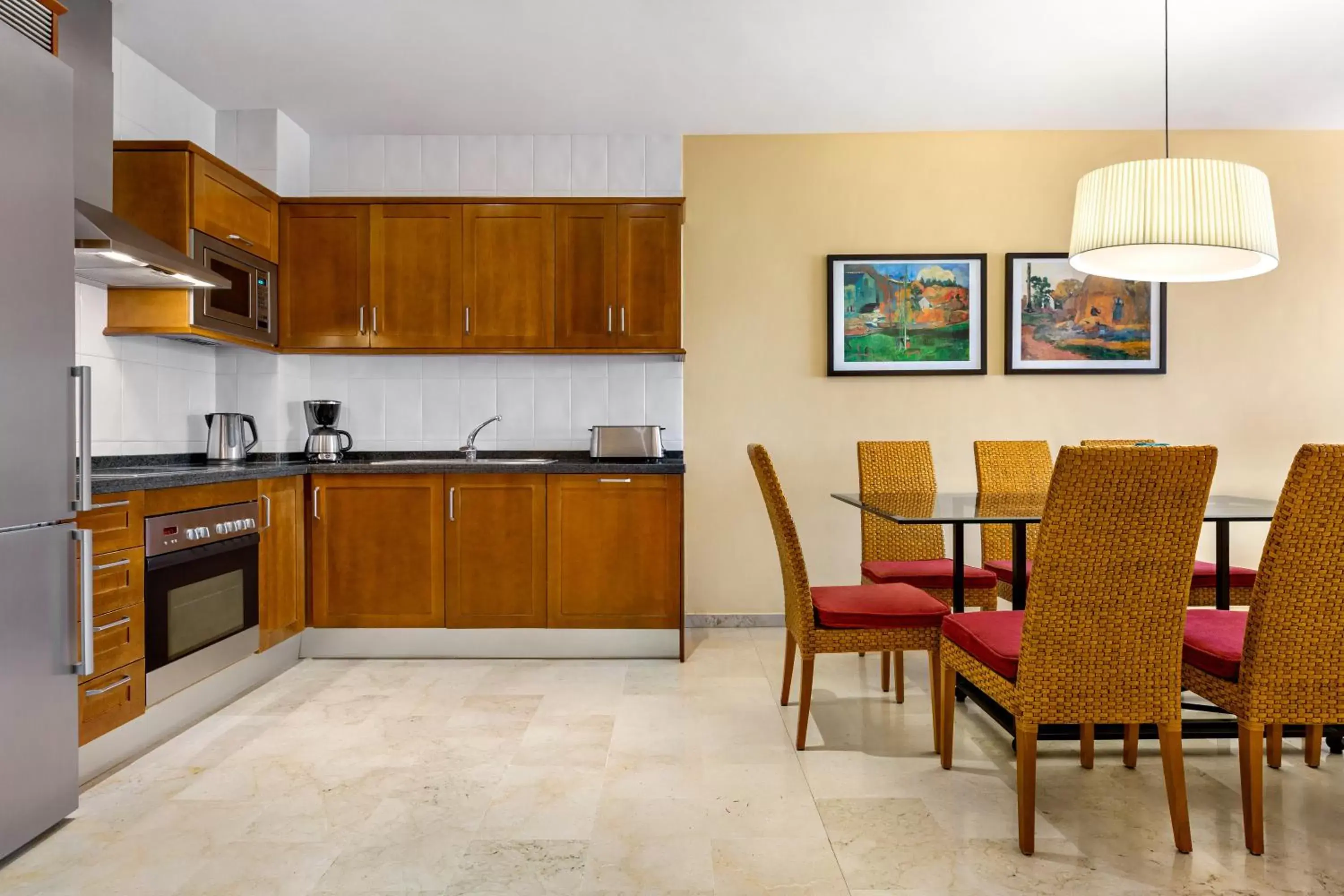 Dining area, Kitchen/Kitchenette in Wyndham Grand Residences Costa del Sol