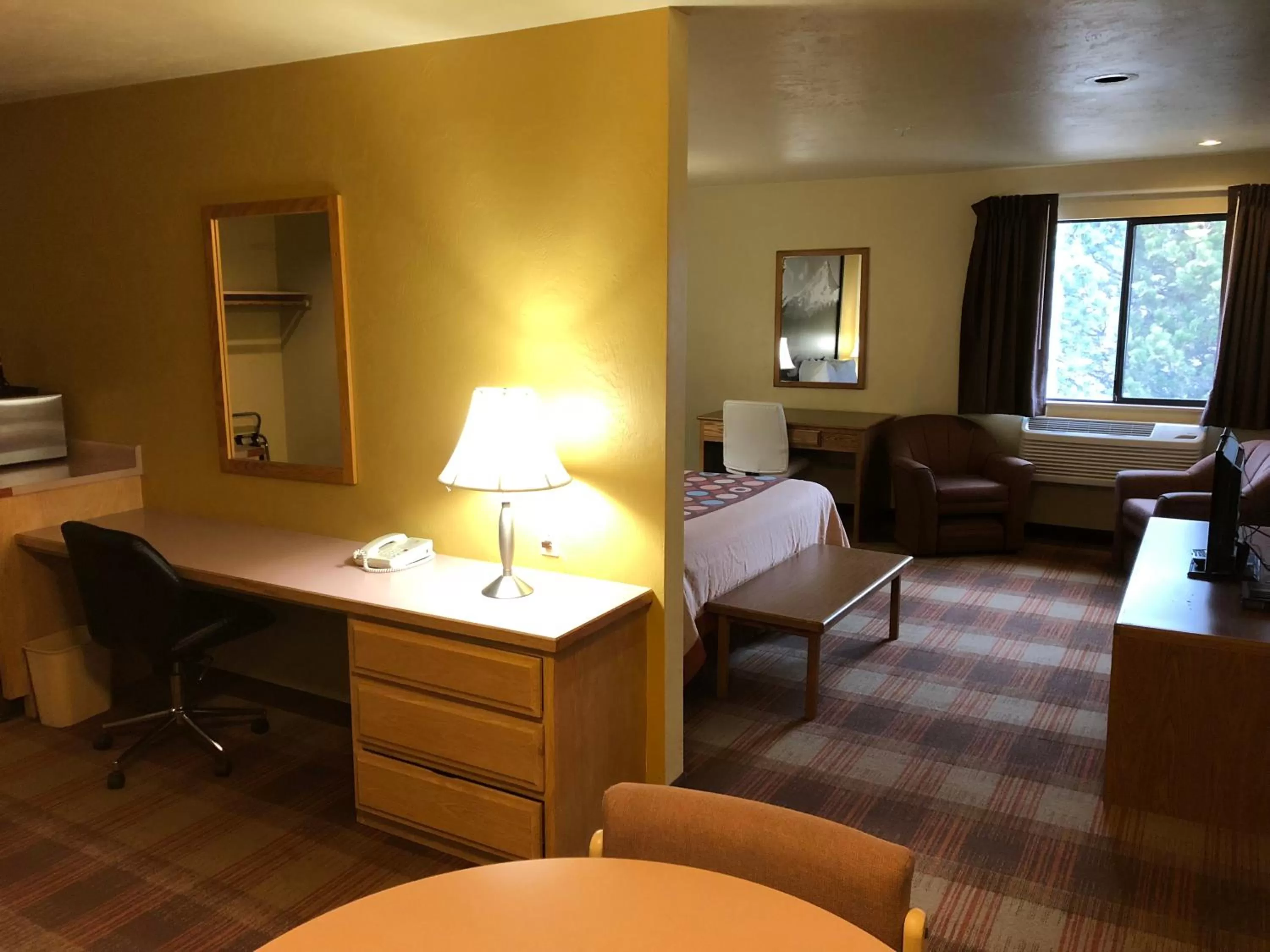 Bedroom, Bed in Super 8 by Wyndham Kennewick