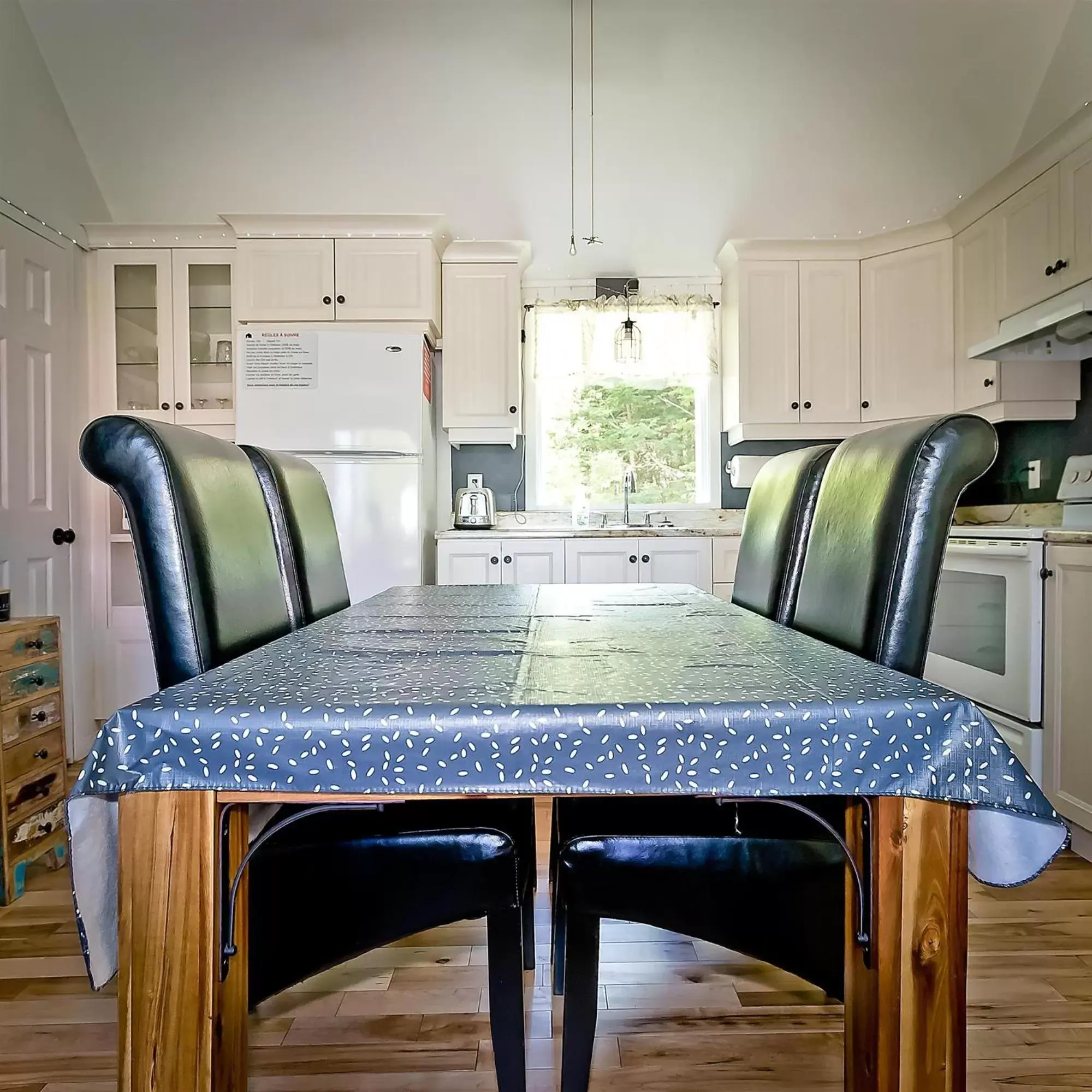 Dining Area in Camping Chalets Spas Pignons Rouges