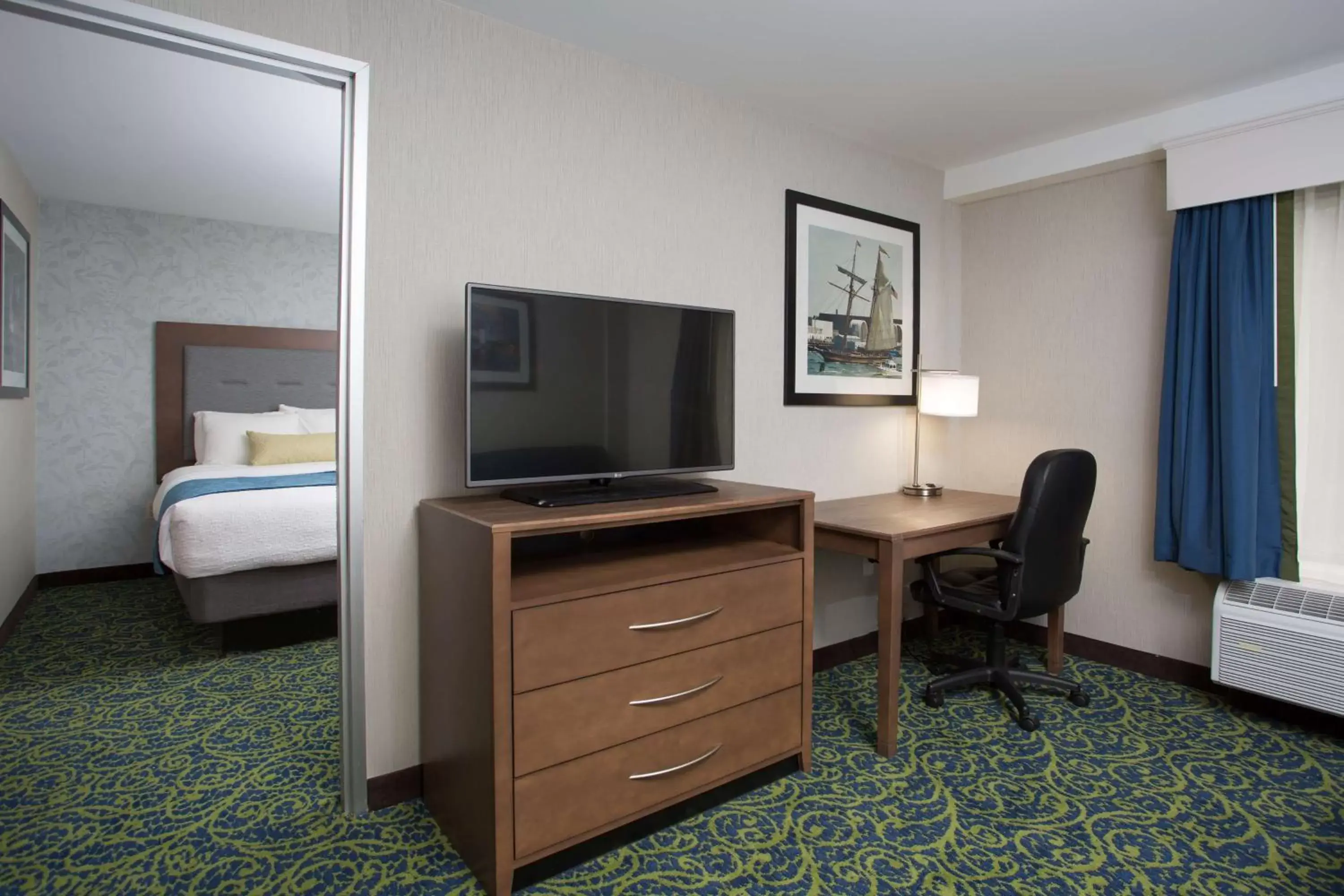 Living room, TV/Entertainment Center in Best Western Plus Portsmouth Hotel & Suites