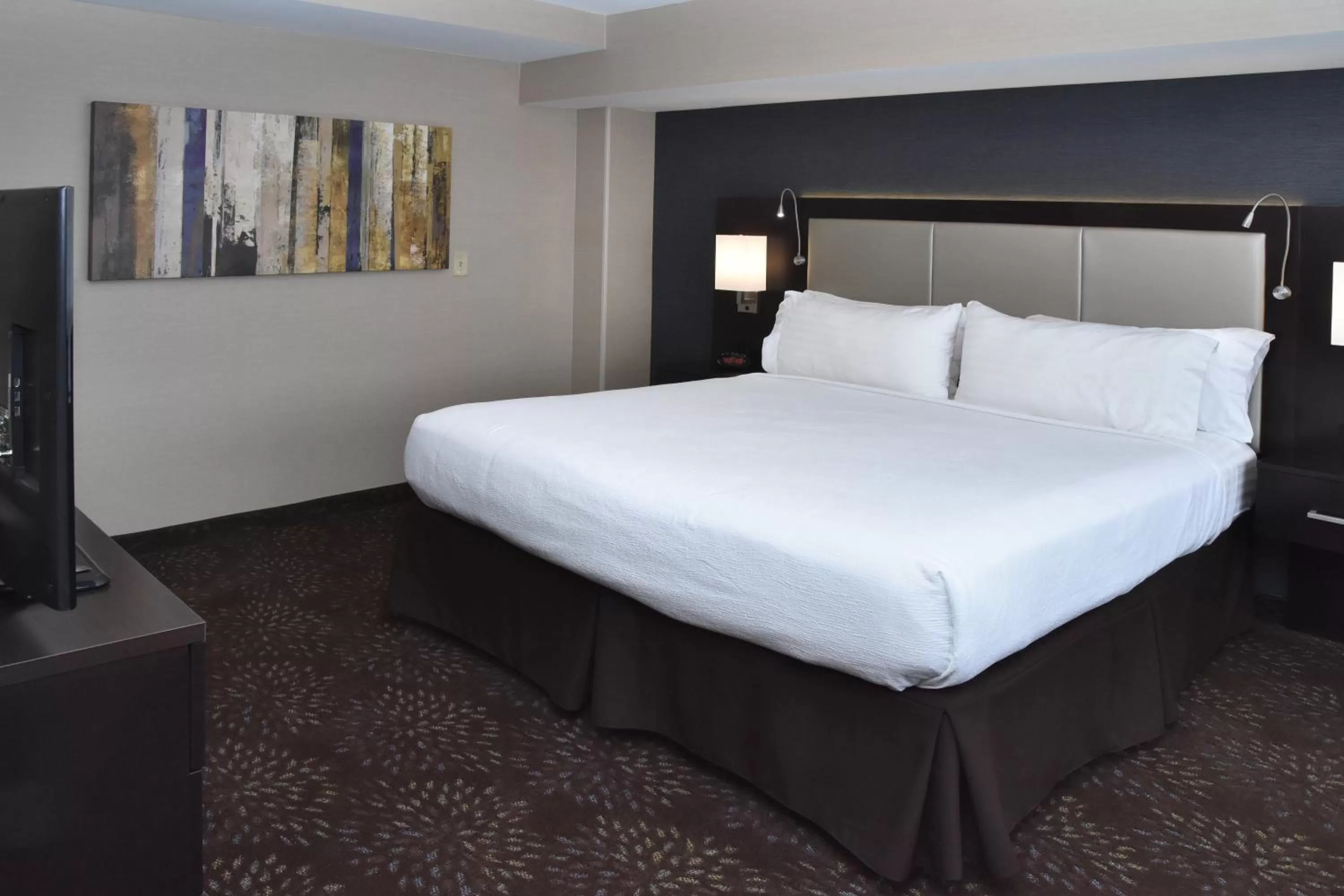 Photo of the whole room, Bed in Holiday Inn Canton-Belden Village by IHG