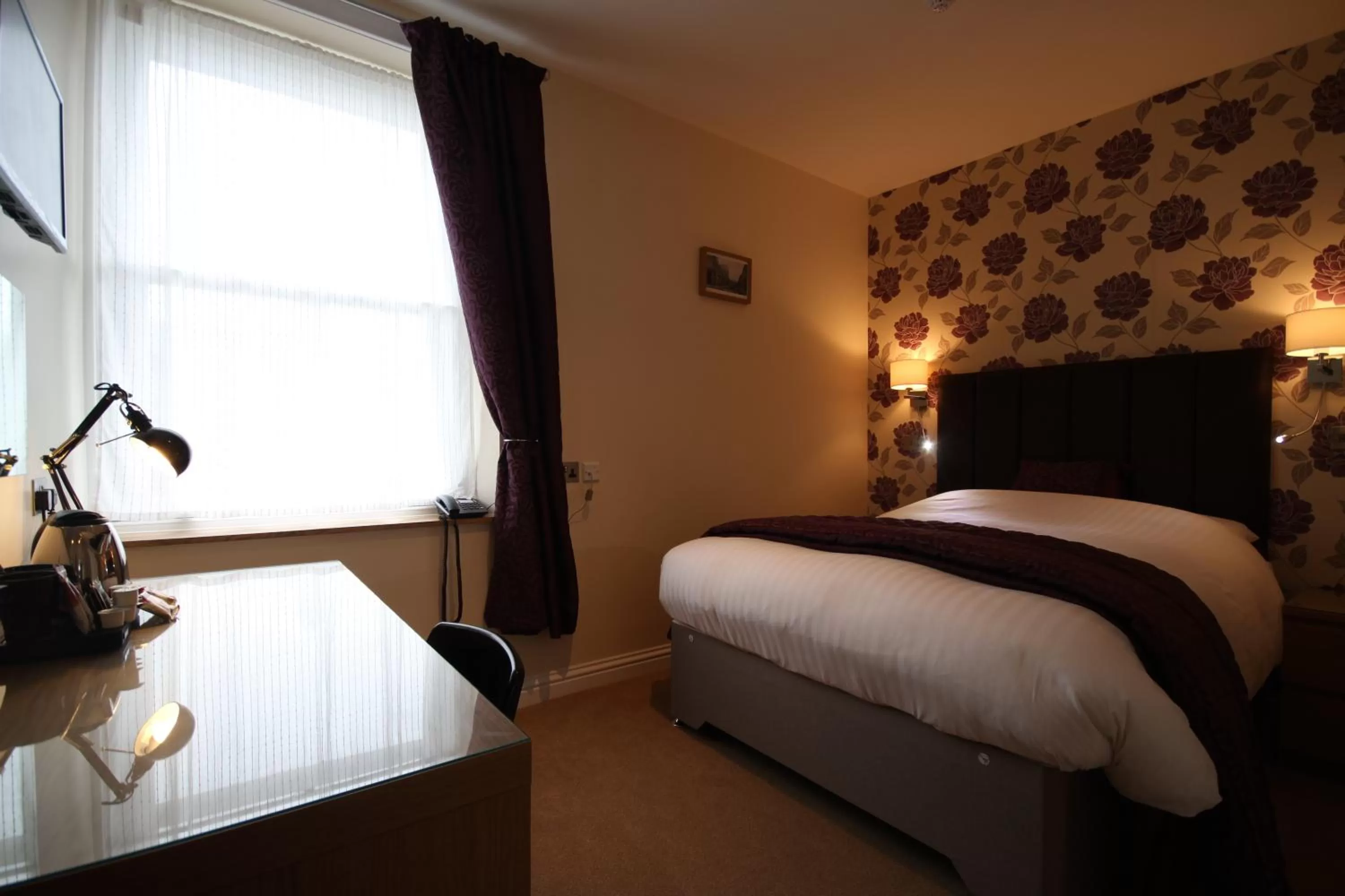 Day, Bed in The Lion Hotel