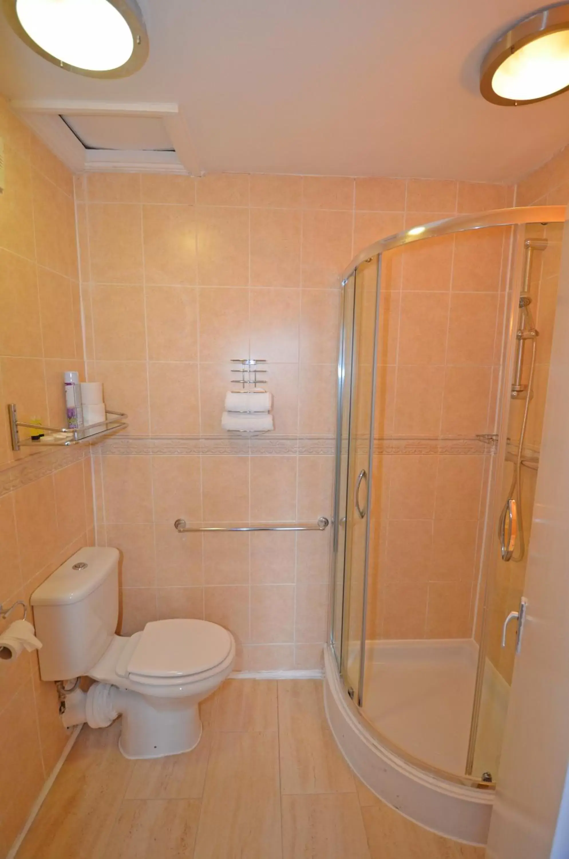 Shower, Bathroom in Parkwood Hotel