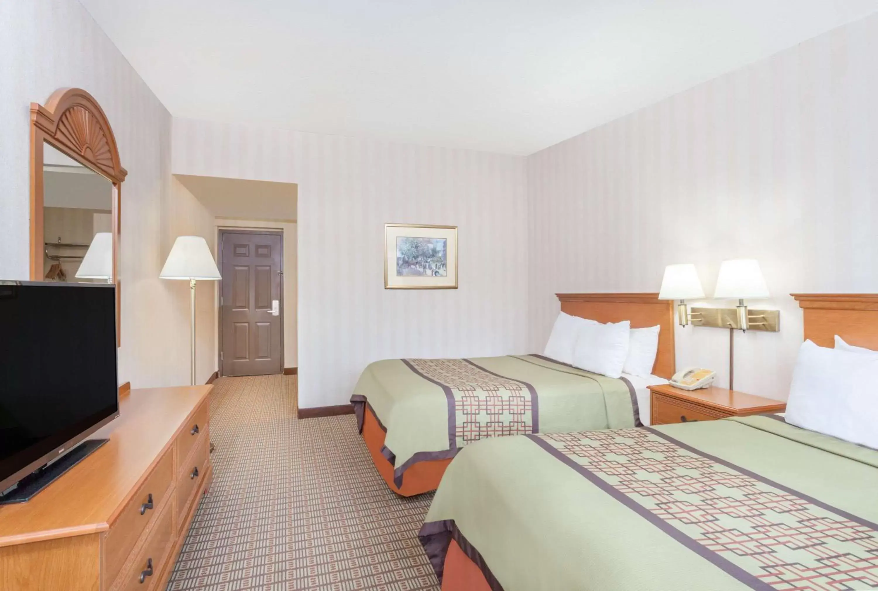 Photo of the whole room, Bed in Days Inn by Wyndham Albany SUNY