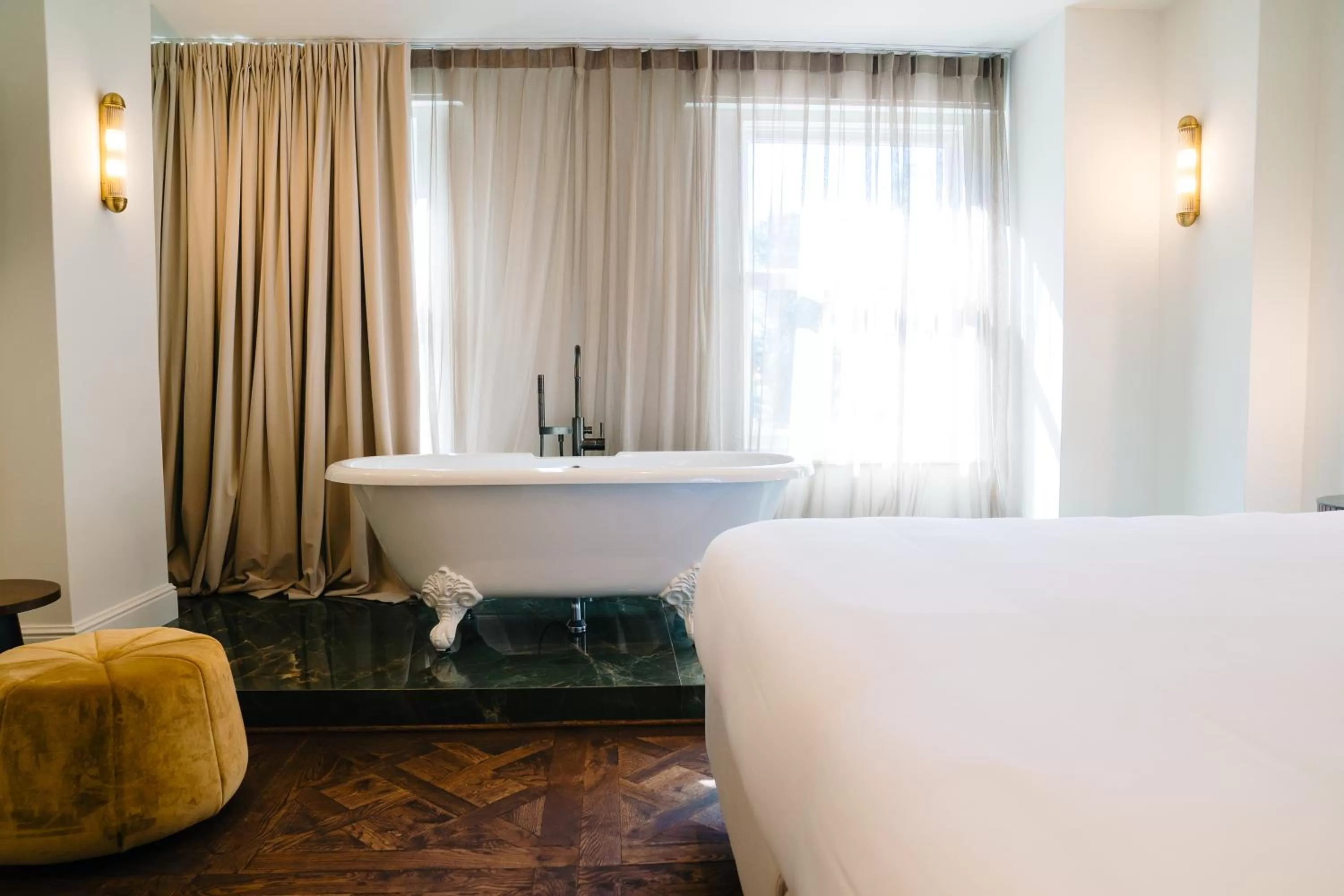 Bath, Bed in Hotel Du Parc