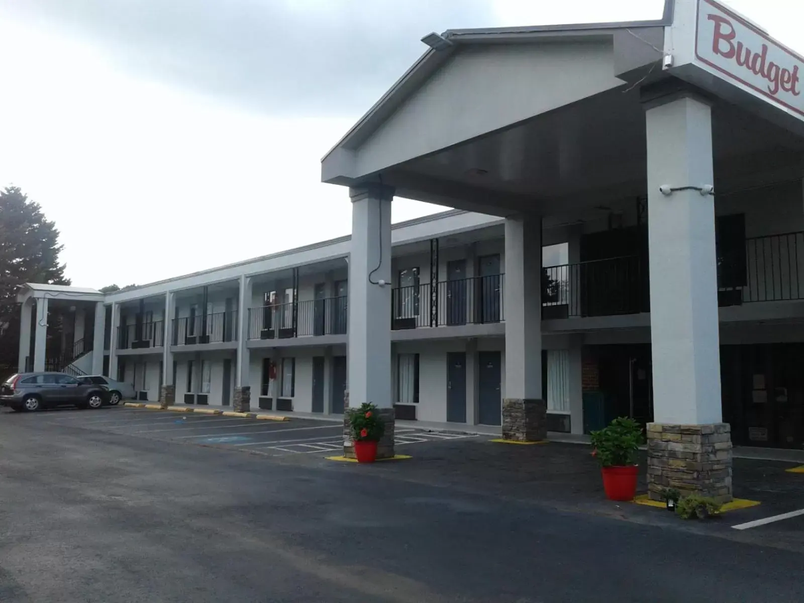 Property building in Budget Inn Anderson Property building in Budget Inn Anderson