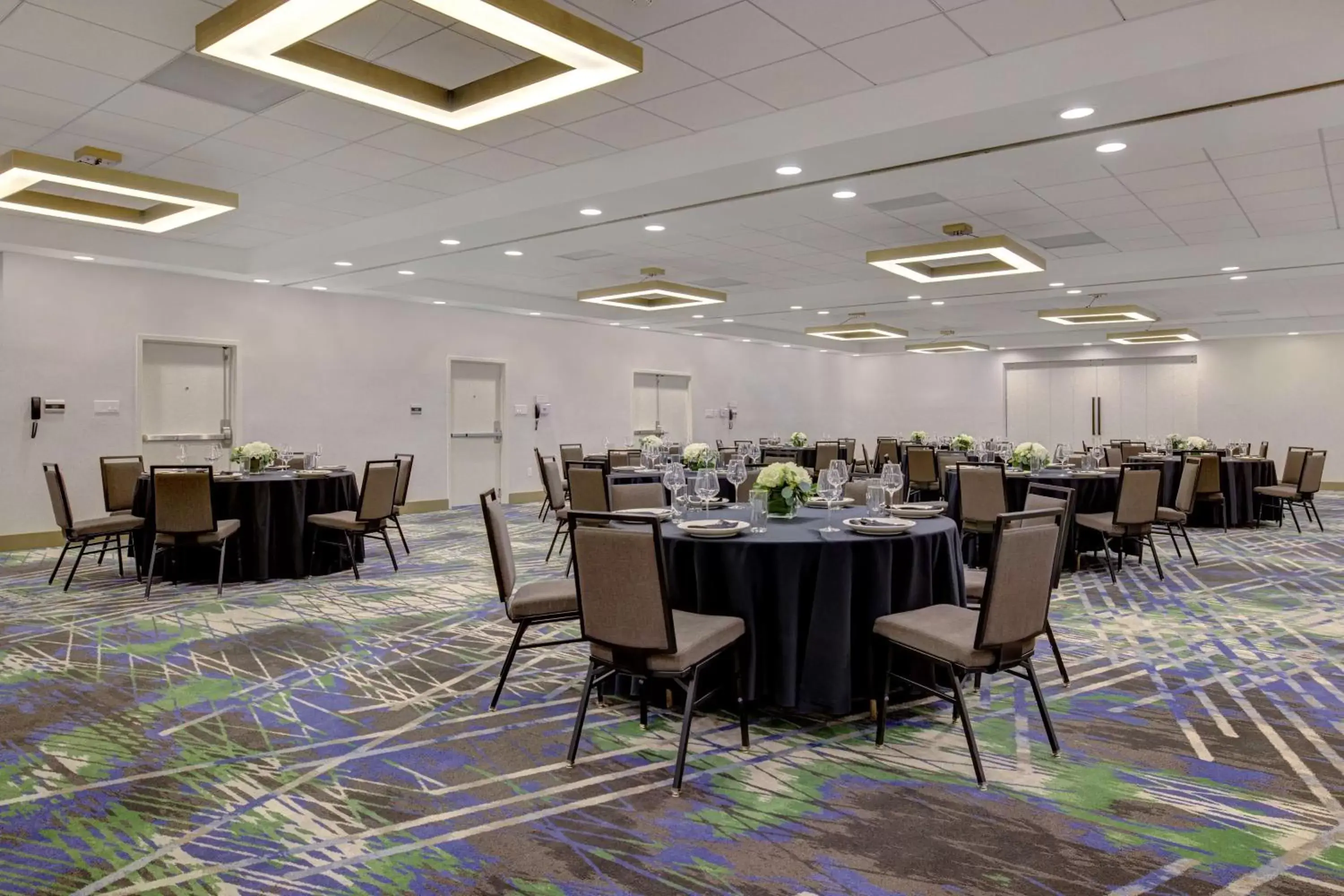 Meeting/conference room, Restaurant/Places to Eat in Doubletree By Hilton Palmdale, Ca