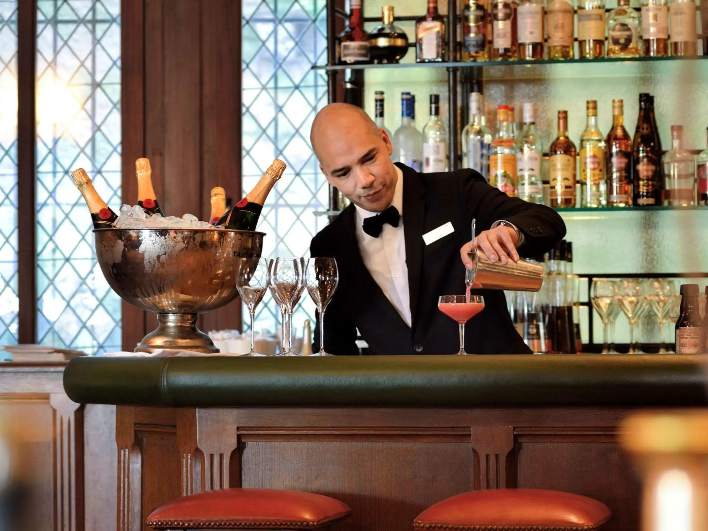 Lounge or bar, Staff in Hotel de la Cité & Spa MGallery