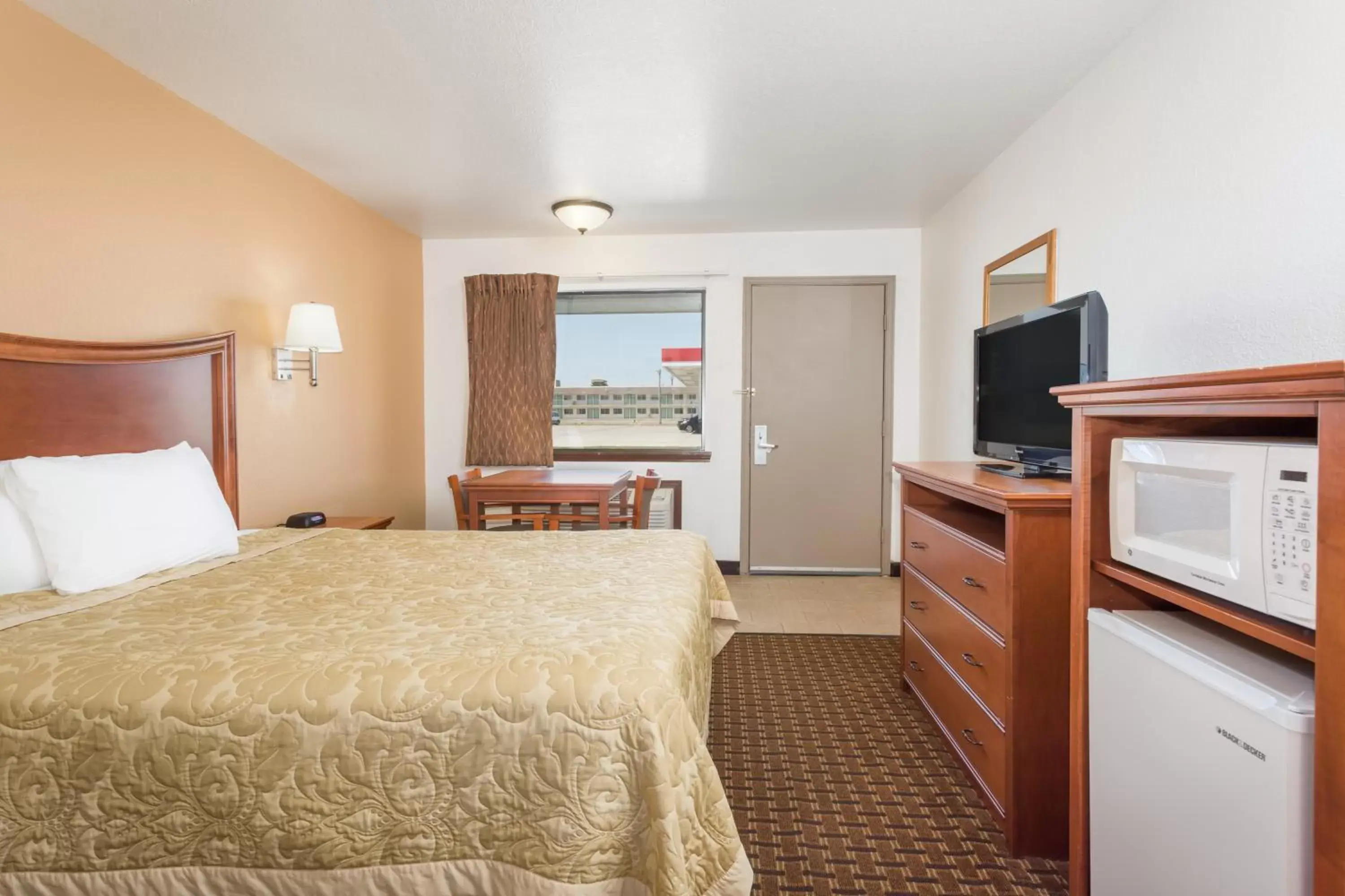 Photo of the whole room, Bed in Super 8 by Wyndham Goodland Photo of the whole room, Bed in Super 8 by Wyndham Goodland