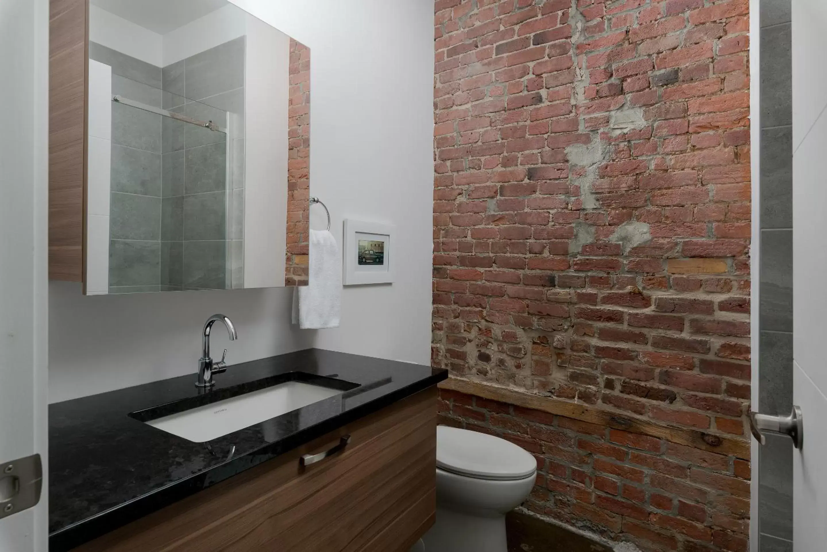 Living room, Bathroom in Sonder at Penny Lane