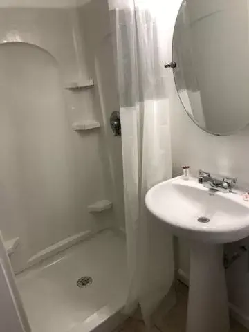 Bathroom in Lake Inn